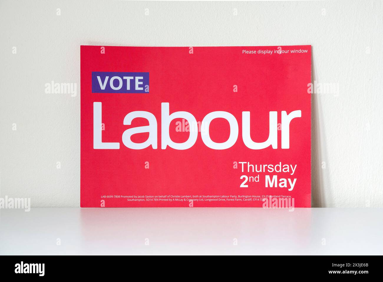Red Vote Labour Notiz Karte / Poster / Plakat / Schild verteilt im Vorfeld der Kommunalwahlen in England am Donnerstag, 2. Mai 2024 Stockfoto