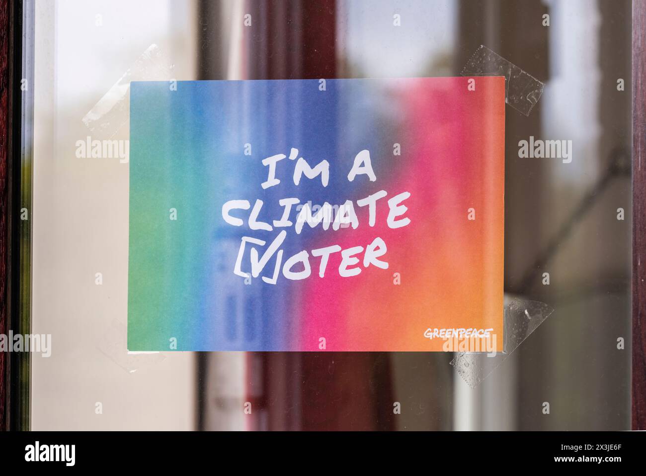 Rainbow Colour I'm a Climate Voter notiere Greenpeace / Karte / Poster / Plakat / Schild in einem Fenster vor den Kommunalwahlen in England am Donnerstag, den 2. Mai 2024, um die Unterstützung des Umweltschutzes zum Ausdruck zu bringen Stockfoto