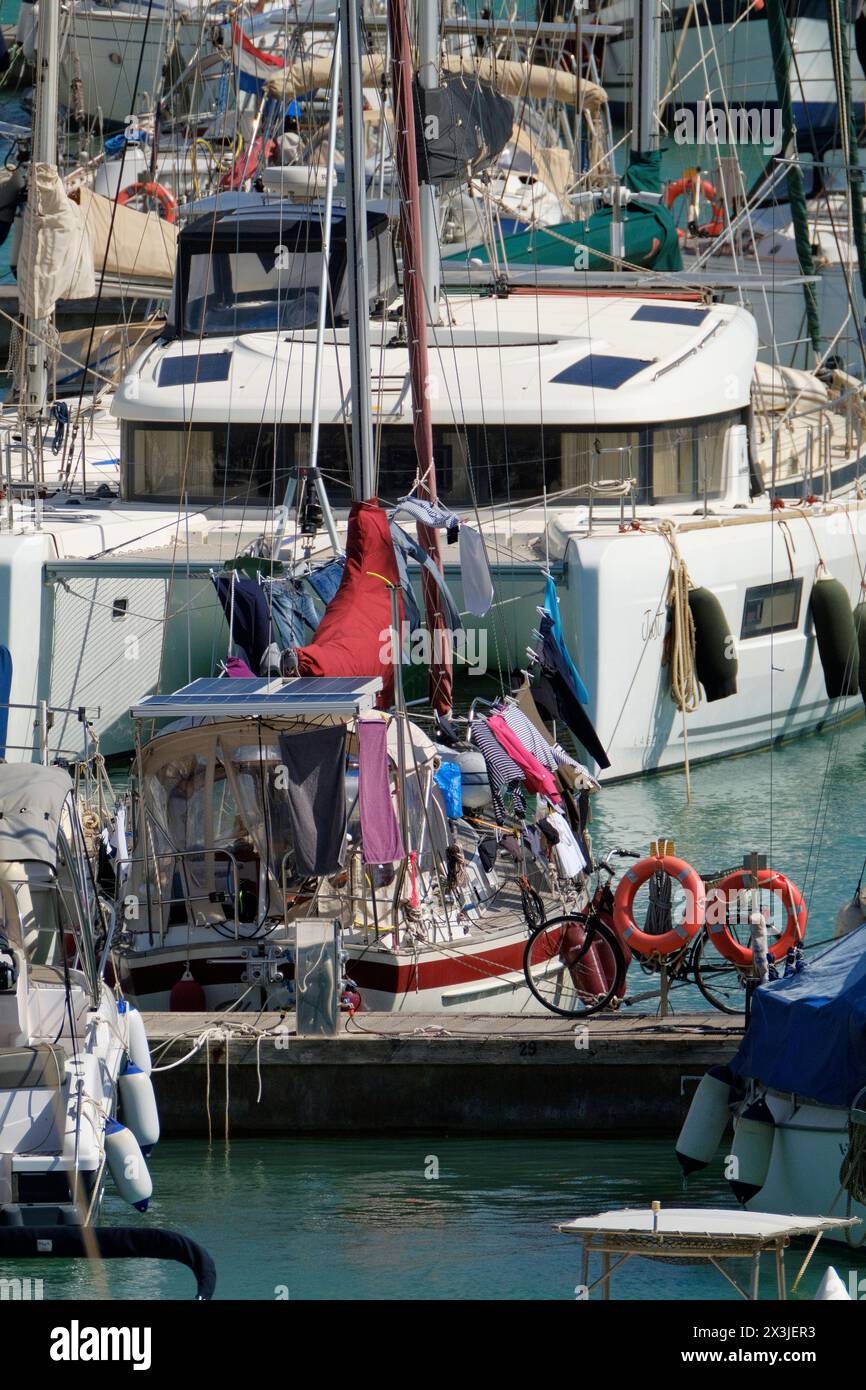Italien, Sizilien, Mittelmeer, Marina di Ragusa (Provinz Ragusa); 27. April 2024, Luxusyachten im Hafen - EDITORIAL Stockfoto