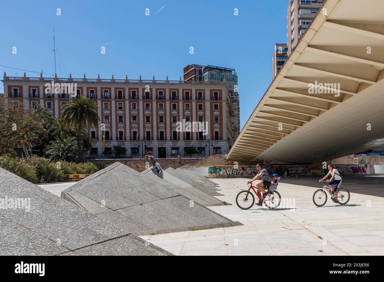 Valencia, Spanien - 19. April 2024: Alameda-Brücke und U-Bahn-Station bei Santiago Calatrava. Das moderne Design macht die Brücke zu einer Attraktion in der Stadt Stockfoto