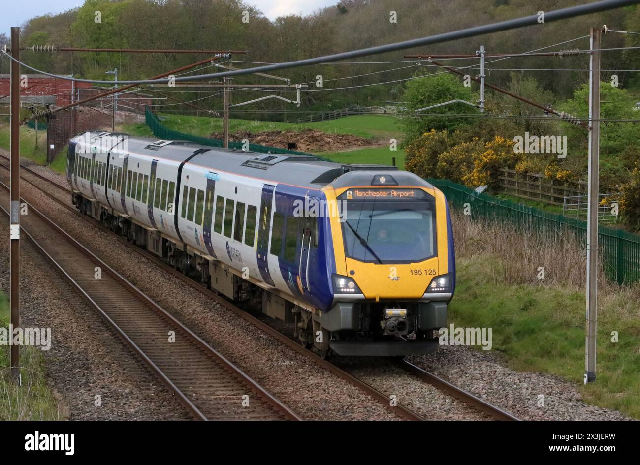 Northern Trains der Baureihe 195 Civity fährt am 19. April 2024 in Woodacre bei Garstang auf der West Coast Main Line in Lancashire nach Süden. Stockfoto