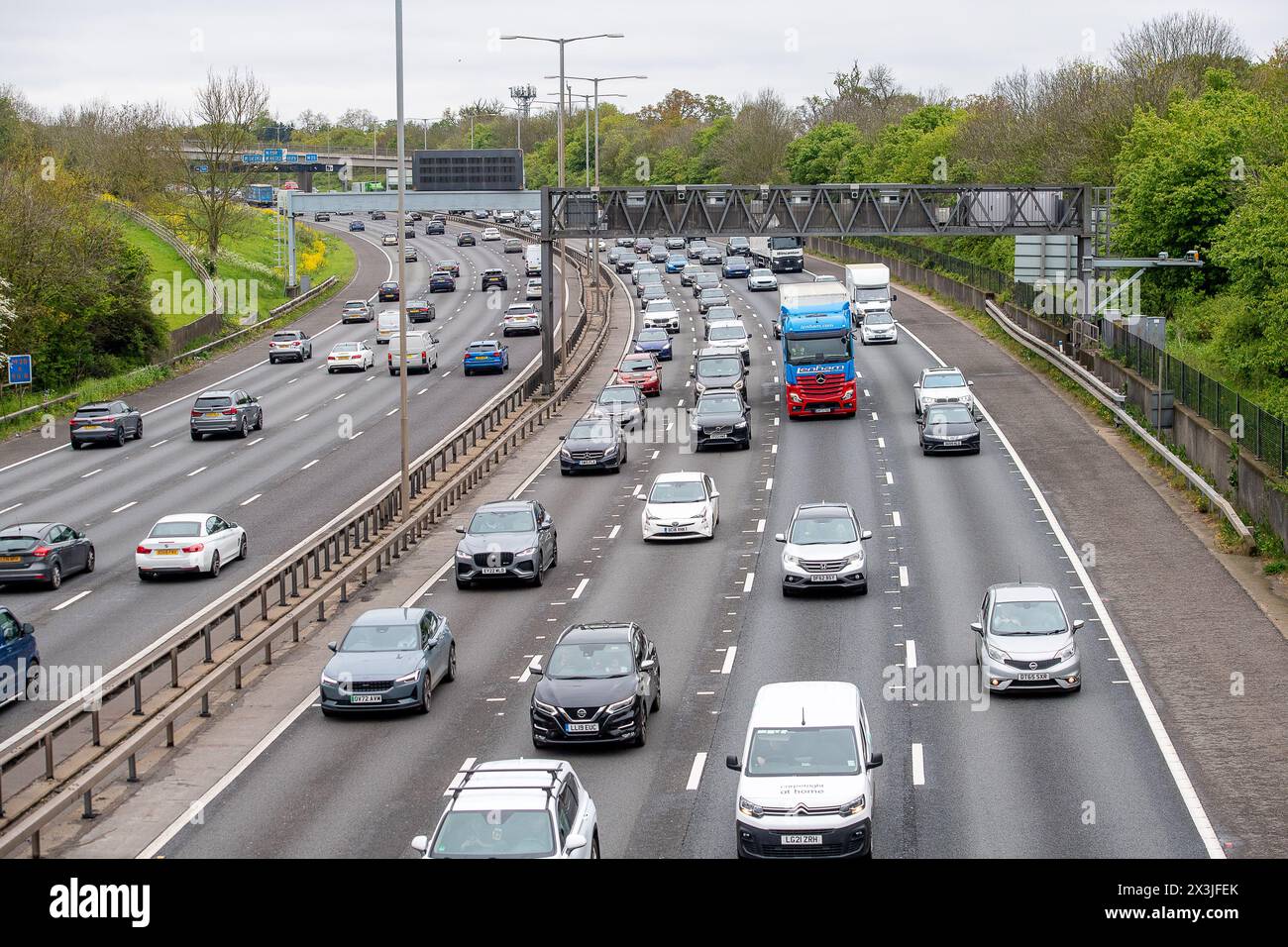 Iver Heath, Großbritannien. April 2024. Es war ein geschäftiger Tag auf der Autobahn M25, als der Verkehr heute durch Iver Heath in Buckinghamshire fuhr. Dieser Teil der M25 hat noch eine harte Schulter, aber andere Teile der M25 sind jetzt eine intelligente Autobahn, was bedeutet, dass die harte Schulter in eine aktive Fahrspur umgewandelt wurde und es stattdessen nur zeitweise Notunterkünfte gibt. Es wird gefordert, intelligente Autobahnen aus Sicherheitsgründen und wegen der Zahl der Todesfälle abzuschaffen. Vor einem Jahr kündigte Premierminister Rishi Sunak die Einführung weiterer Verbesserungen der intelligenten Autobahn bis zum an Stockfoto