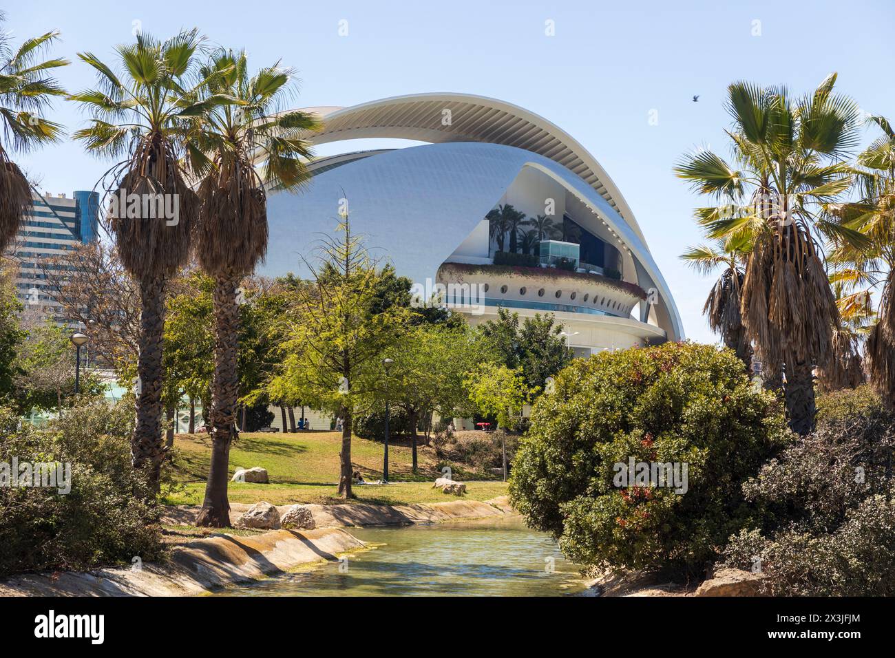 Valencia, Spanien; 19. April 2024: Museum der Wissenschaften in der Stadt der Künste und Wissenschaften. Die moderne Architektur von Calatrava. Das Wissenschaftsmuseum innerhalb der CI Stockfoto