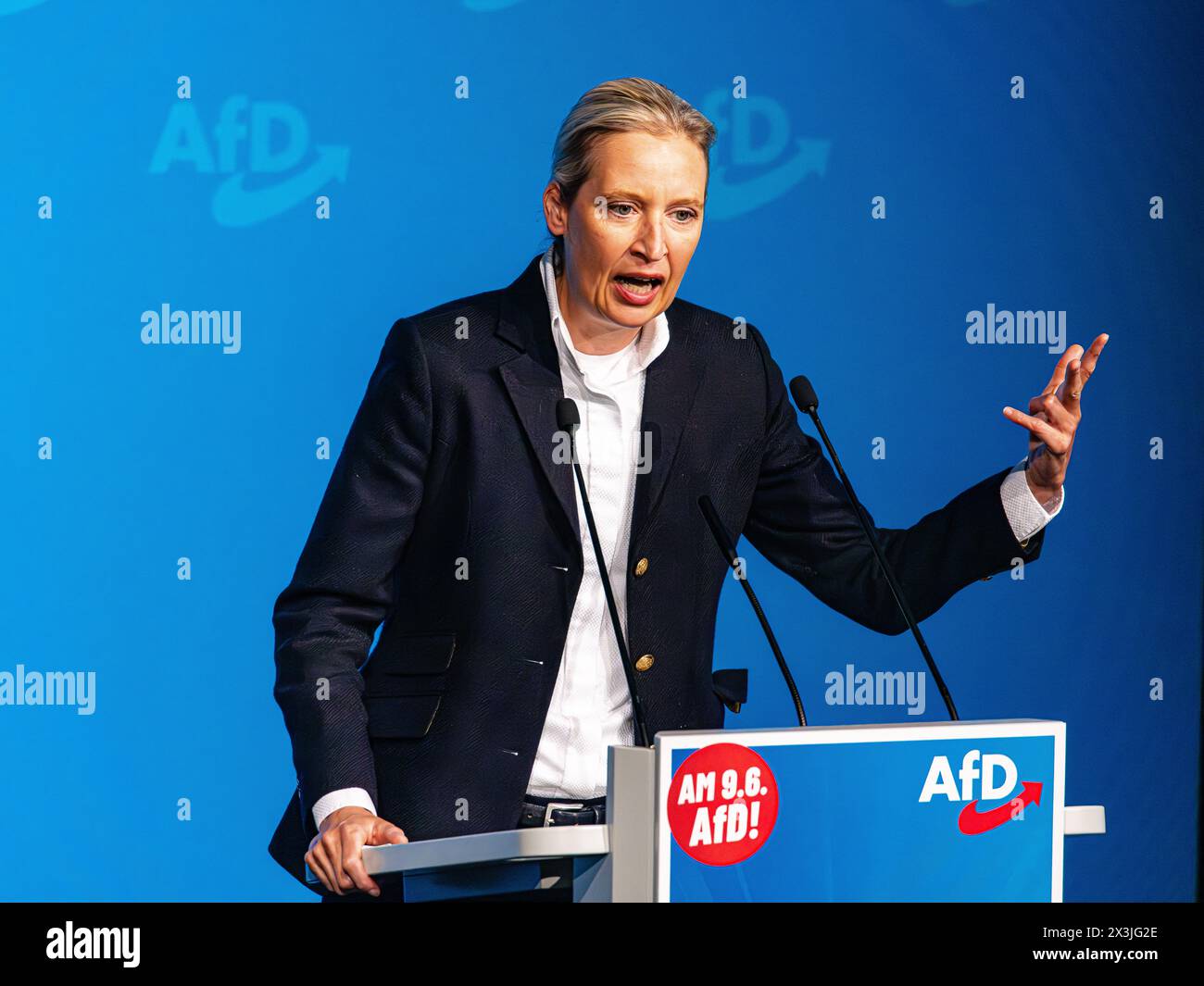 Donaueschingen, 27. April 2024: Die Ko-Vorsitzende der AfD-Fraktion der Alternative für Deutschland Dr. Alice Weidel während ihrer Rede bei der Wahlauftaktveranstaltung in den Donauhallen. (Foto: Andreas Haas/dieBildmanufaktur) Credit: DieBildmanufaktur/Alamy Live News Stockfoto