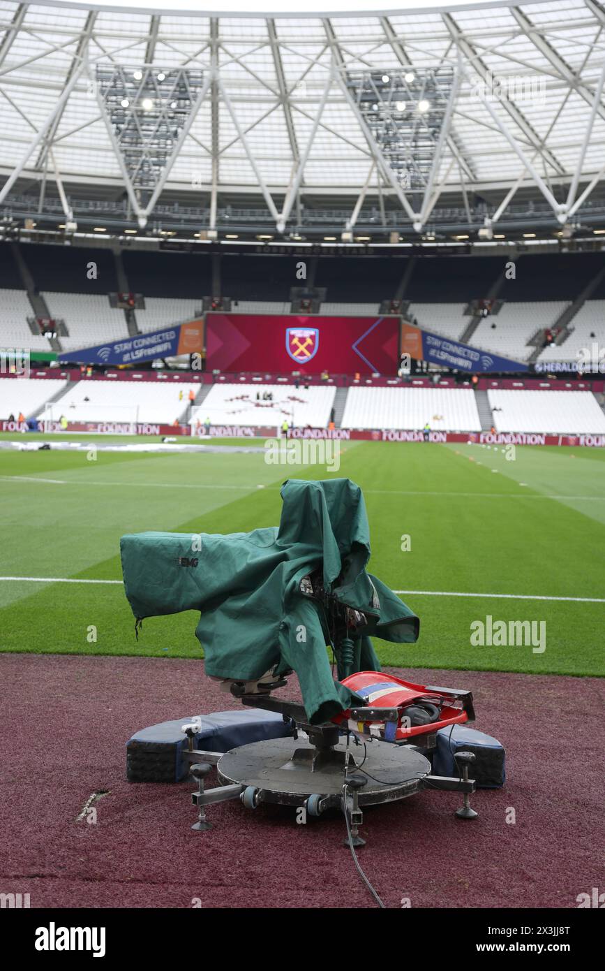 London, Großbritannien. April 2024. Eine Fernsehkamera beim Spiel West Ham United gegen Liverpool EPL im London Stadium, London, UK am 27. April 2024. Quelle: Paul Marriott/Alamy Live News Stockfoto