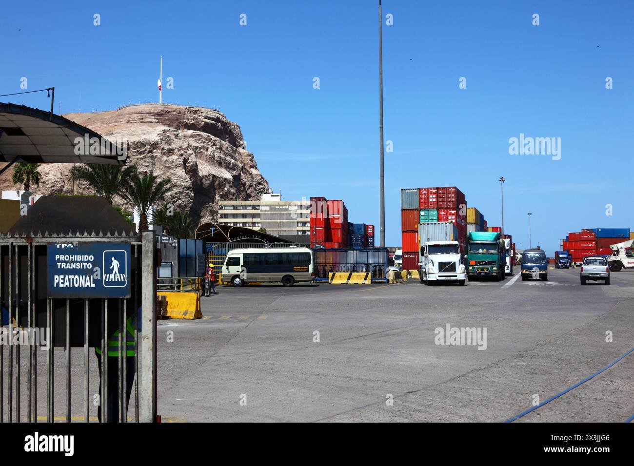 Lkw und Container stapeln sich im Containerhafen, El Morro Vorgewende auf der linken Seite, Arica, Chile Stockfoto