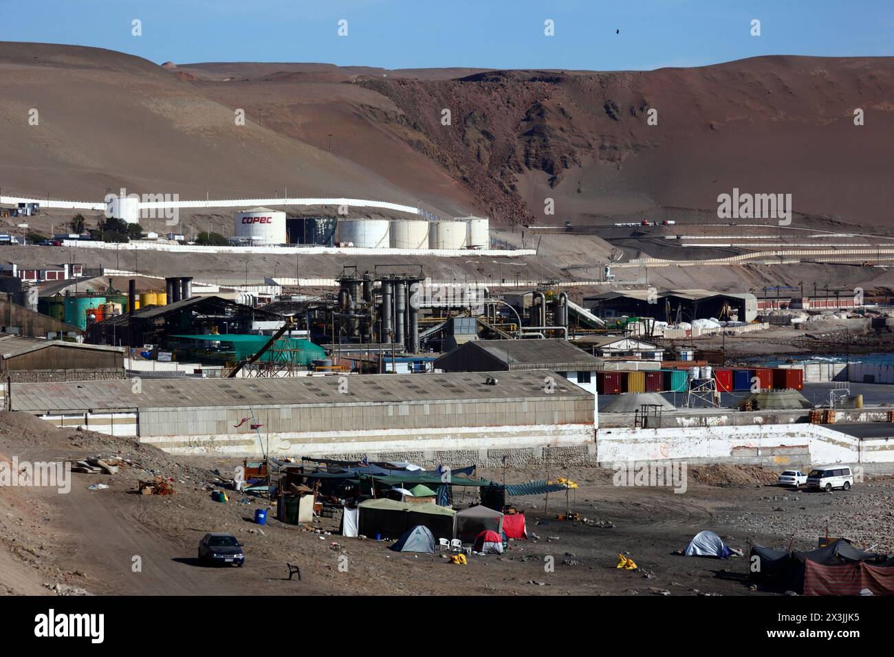 Temporäre Lager für Hausbesetzer/Obdachlose/Immigranten am Strand Playa Arenillas Negras neben der Fischverarbeitungsanlage Corpesca S.A. in der Nähe von Arica, Chile Stockfoto
