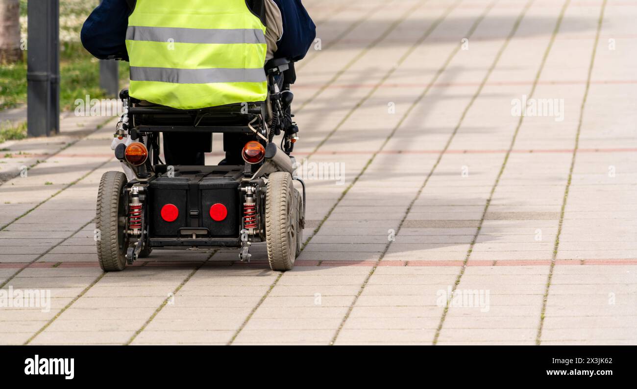 Elektrischer Rollstuhl und barrierefreie Umgebung in der Stadt. Stockfoto