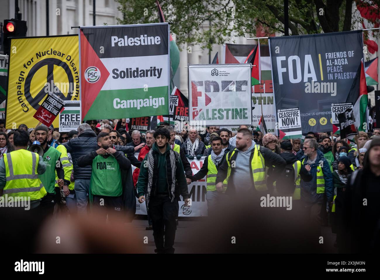 London, Großbritannien. April 2024. Ein massenhafter Pro-Palästina-Protest, der zu einer Waffenruhe aufruft und Israel nicht mehr bewaffnet, marschiert durch Waterloo Place. Ausgehend vom Parlamentsplatz in Richtung Hyde Park reagieren die Demonstranten zu Tausenden weiterhin auf den israelischen Angriff im Gazastreifen. Guy Corbishley/Alamy Live News Stockfoto