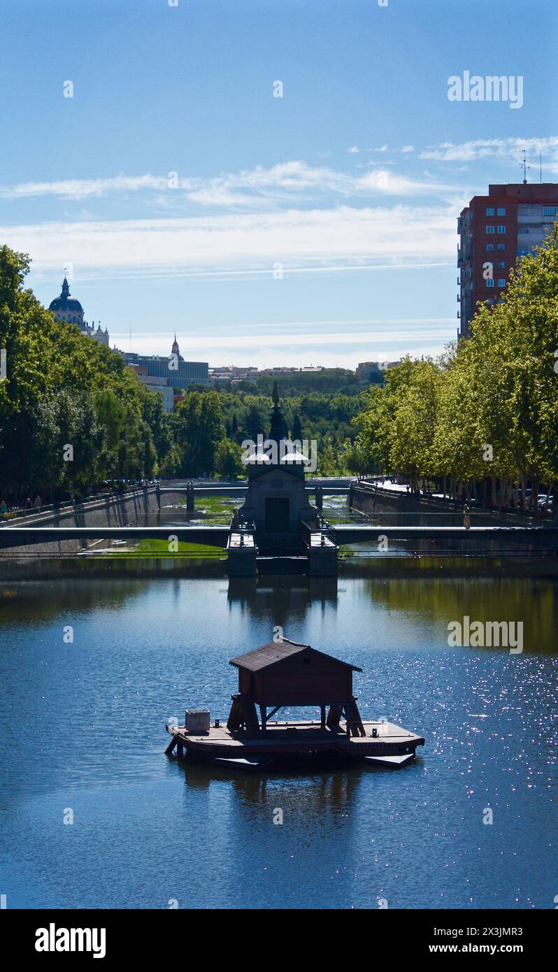 Hausboot und Brücken über den Fluss Manzanares Stockfoto