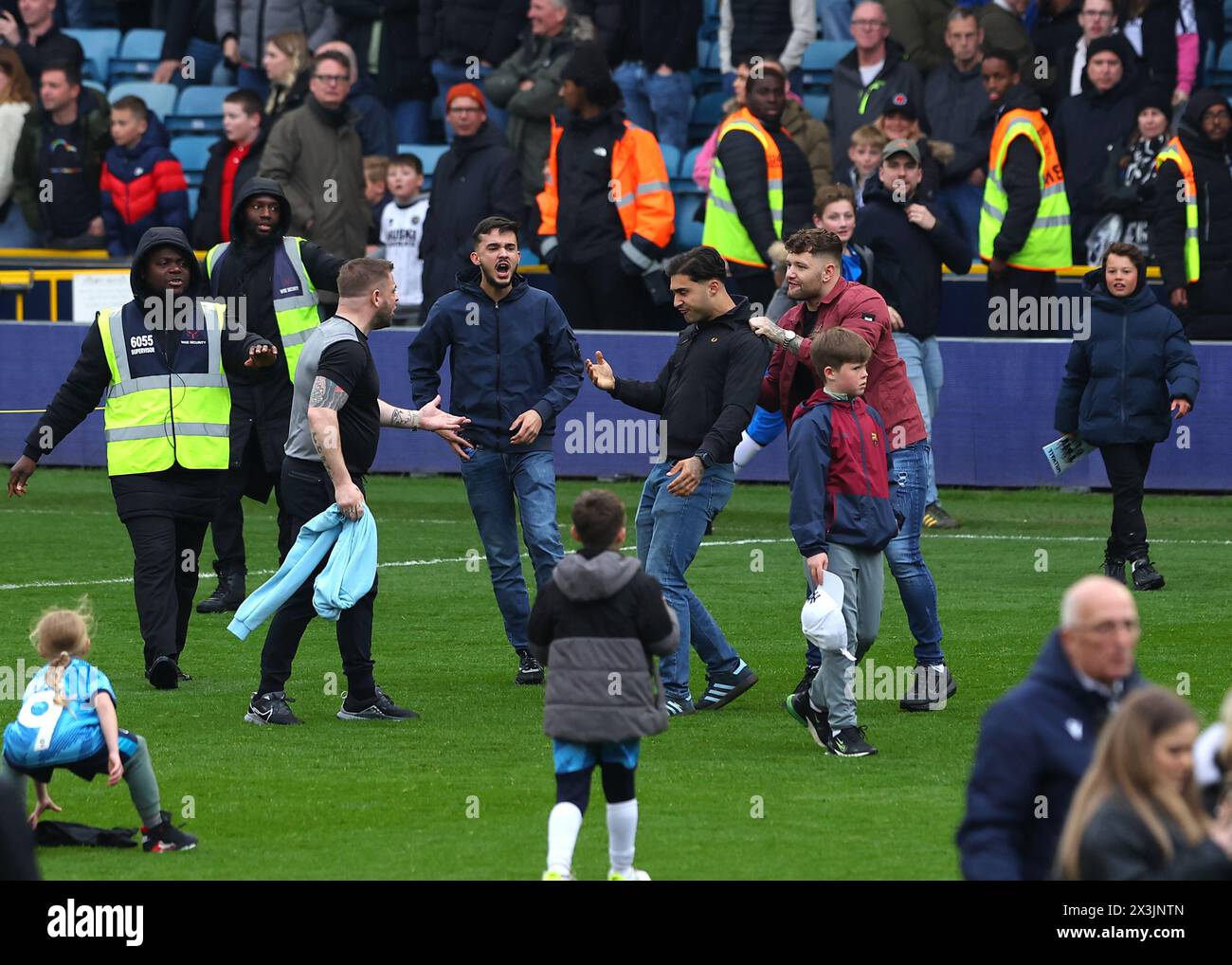 The den, Bermondsey, London, Großbritannien. April 2024. EFL Championship Football, Millwall gegen Plymouth Argyle; Millwall-Fans kämpfen sich während einer Pitch-Invasion nach Vollzeit gegeneinander. Credit: Action Plus Sports/Alamy Live News Stockfoto