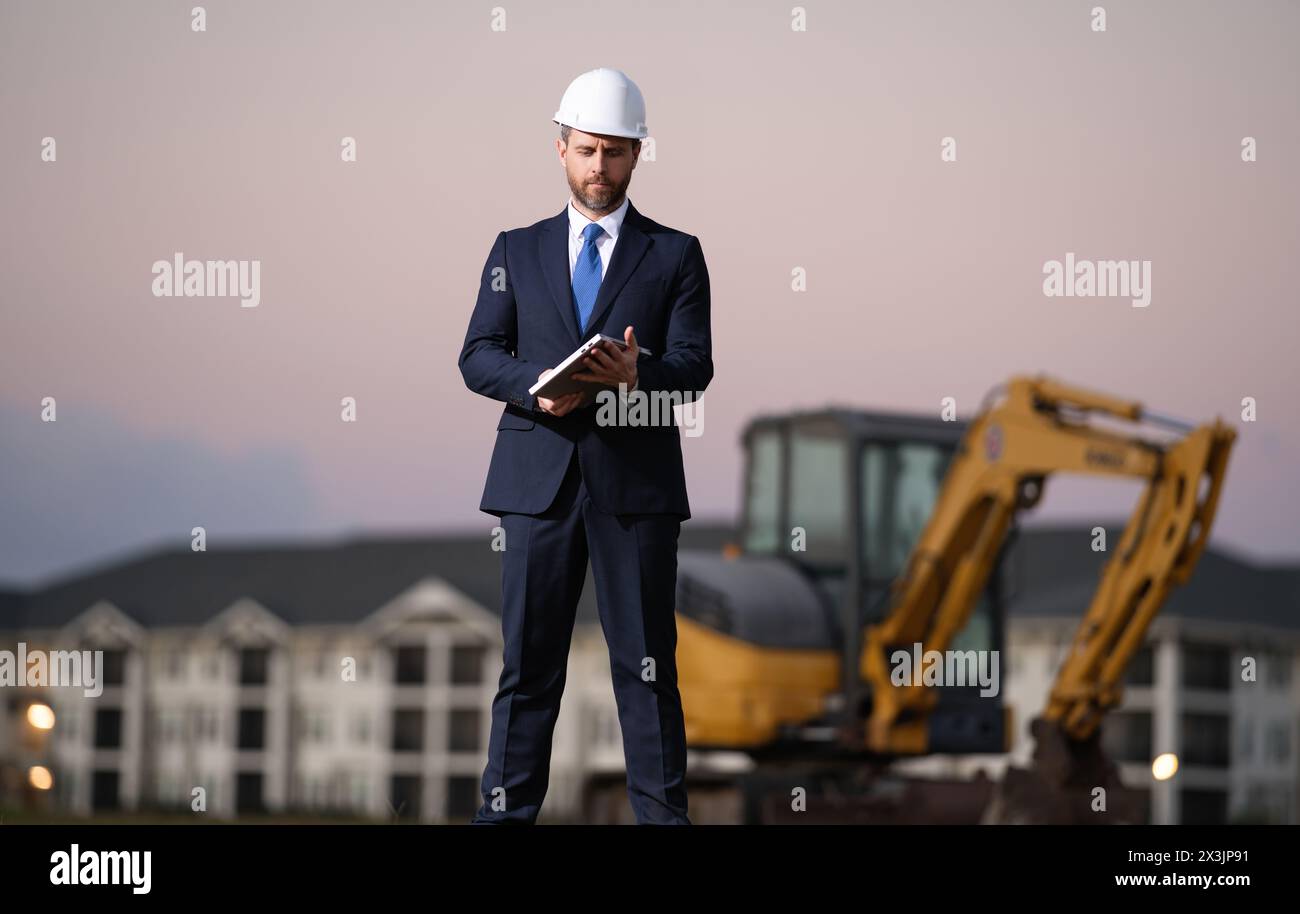 Arbeiter in Anzug und Helm. Investor Bauingenieur, Bauleiter. Bauträger auf einer Baustelle. Erfolgreicher Architekt Stockfoto