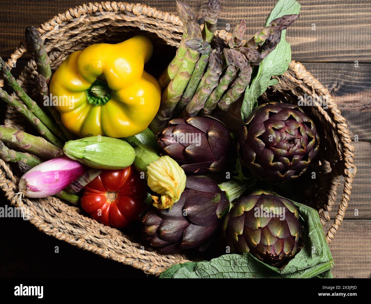 Bio-Gemüse in einem Korb. Stockfoto