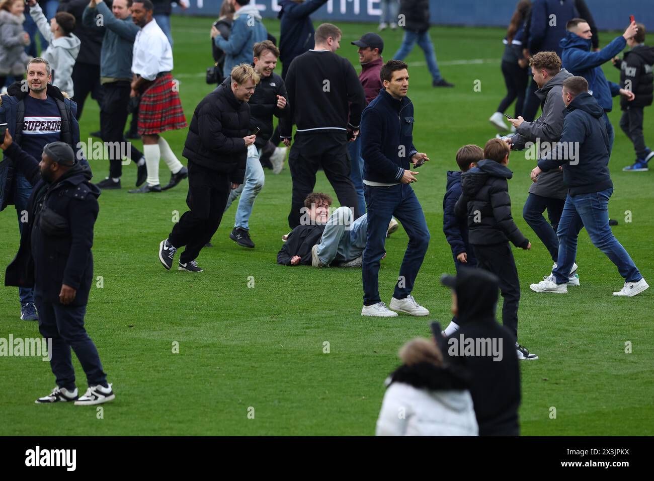 The den, Bermondsey, London, Großbritannien. April 2024. EFL Championship Football, Millwall gegen Plymouth Argyle; Millwall-Fans dringen auf das Feld ein, während sie die im Punktestand nach Vollzeit angezeigte Bitte abseits des Platzes ignorieren. Credit: Action Plus Sports/Alamy Live News Stockfoto