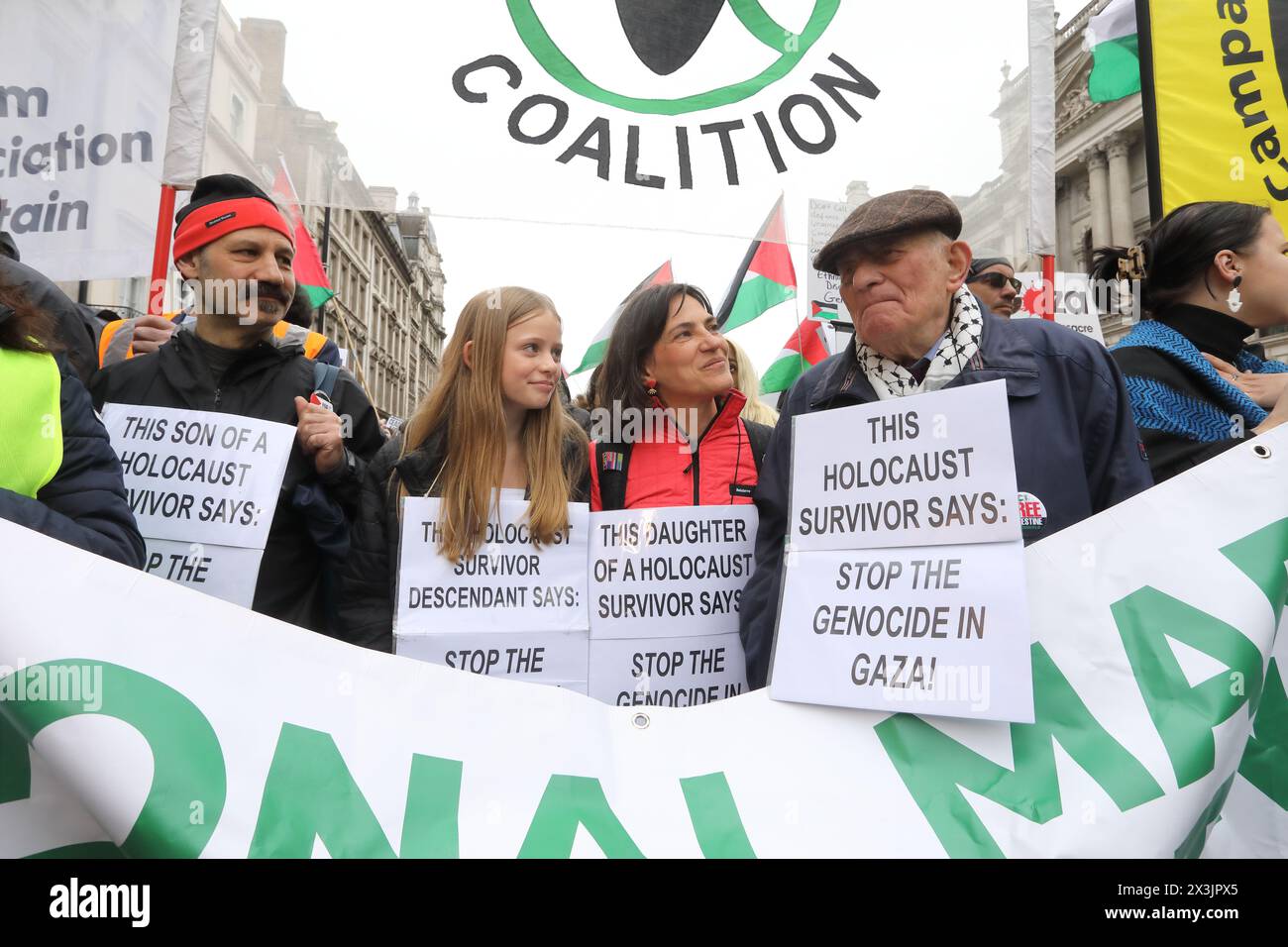 London, Großbritannien, 27. April 2024. Der Nationalmarsch für Palästina zog etwa 100 000 Menschen an, die vom Parlamentsplatz zum Hyde Park marschierten, um einen Waffenstillstand in Gaza zu fordern und die Bewaffnung Israels zu beenden. An der Spitze des marsches waren Sanitäter und auch Michelle O’Neil, erste Ministerin von Nordirland, und Stephen Kapos, ein Holocaust-Überlebender und seine Familie. Kredit : Monica Wells/Alamy Live News Stockfoto