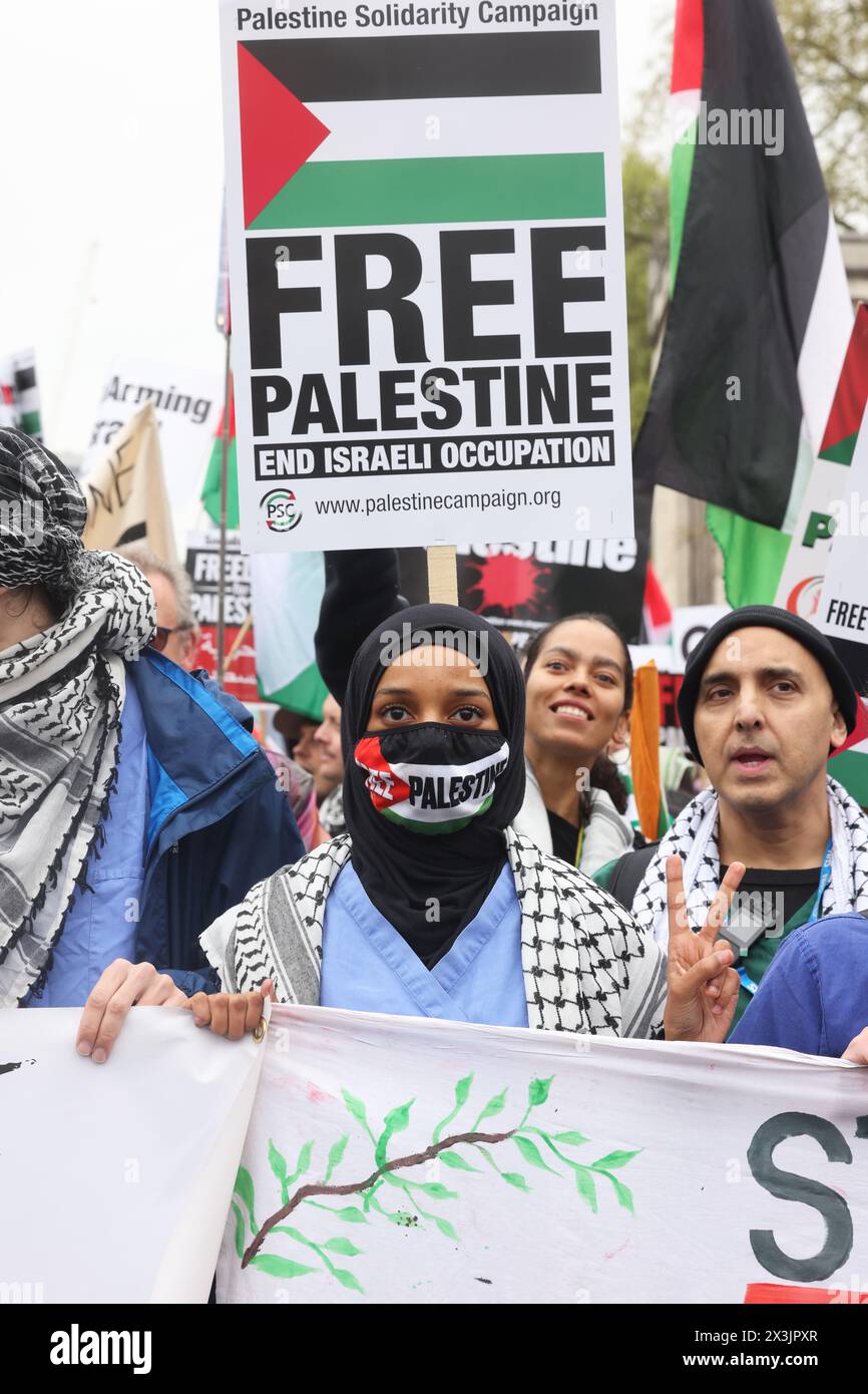 London, Großbritannien, 27. April 2024. Der Nationalmarsch für Palästina zog etwa 100 000 Menschen an, die vom Parlamentsplatz zum Hyde Park marschierten, um einen Waffenstillstand in Gaza zu fordern und die Bewaffnung Israels zu beenden. An der Spitze des marsches waren Sanitäter und auch Michelle O’Neil, erste Ministerin von Nordirland, und Stephen Kapos, ein Holocaust-Überlebender und seine Familie. Kredit : Monica Wells/Alamy Live News Stockfoto