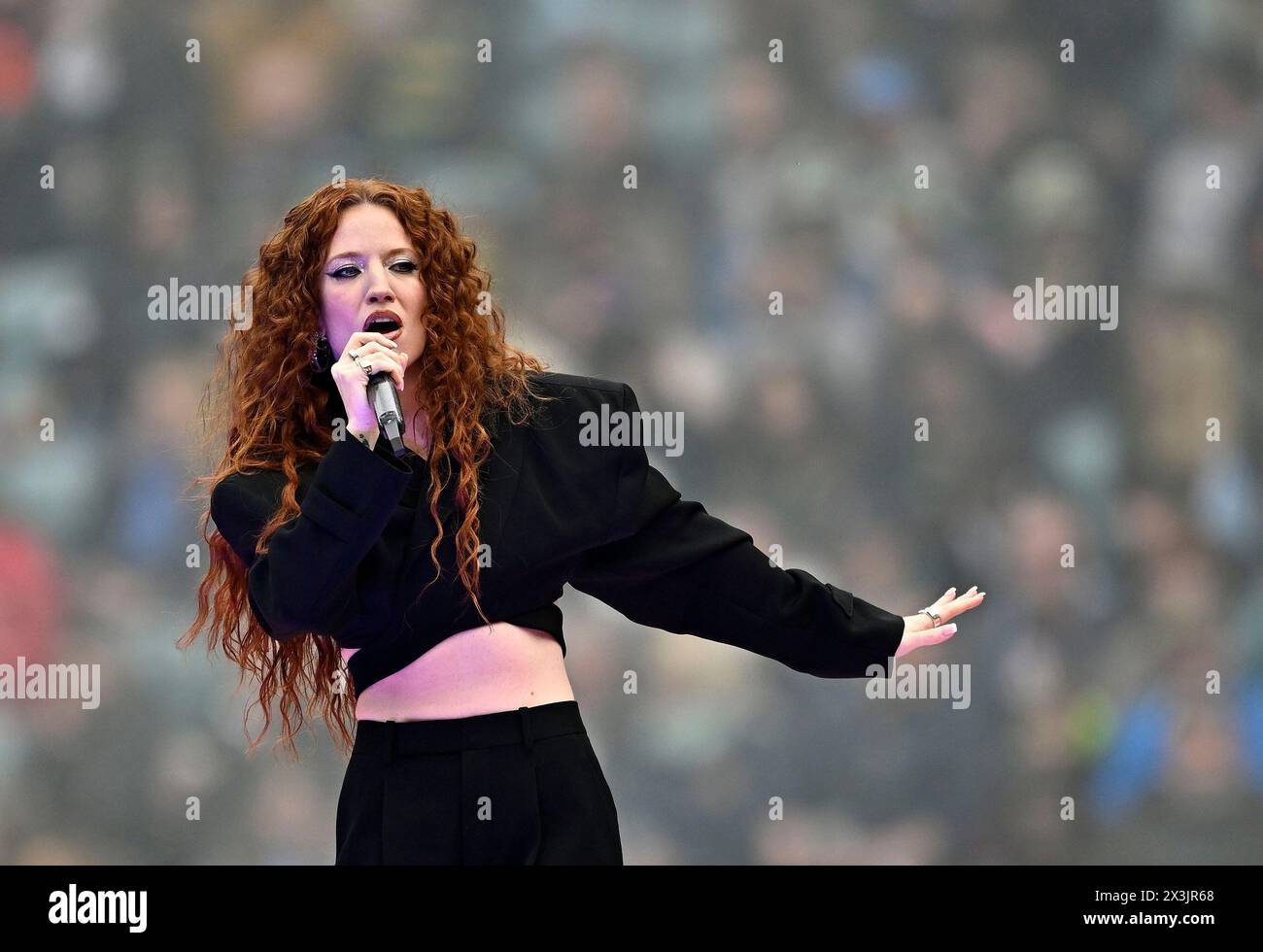 Twickenham, Vereinigtes Königreich. April 2024. Premierminister Rugby. Harlequins V Northampton Saints. Twickenham Stadium. Twickenham. Jess Glynne tritt vor dem Rugbyspiel Harlequins V Northampton Saints Gallagher Premiership auf. Der große Sommerauftakt. Quelle: Sport In Pictures/Alamy Live News Stockfoto