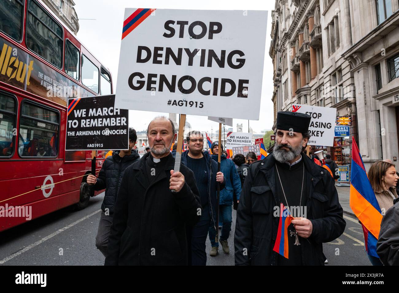 London, Großbritannien. 27. April 2024. Armenier marschieren am Trafalgar-Platz zum „Tag des Völkermords an den Armeniern“. Die Demonstranten fordern, dass die britische Regierung den Völkermord an den Armeniern anerkennt. Anrede: Andrea Domeniconi/Alamy Live News Stockfoto