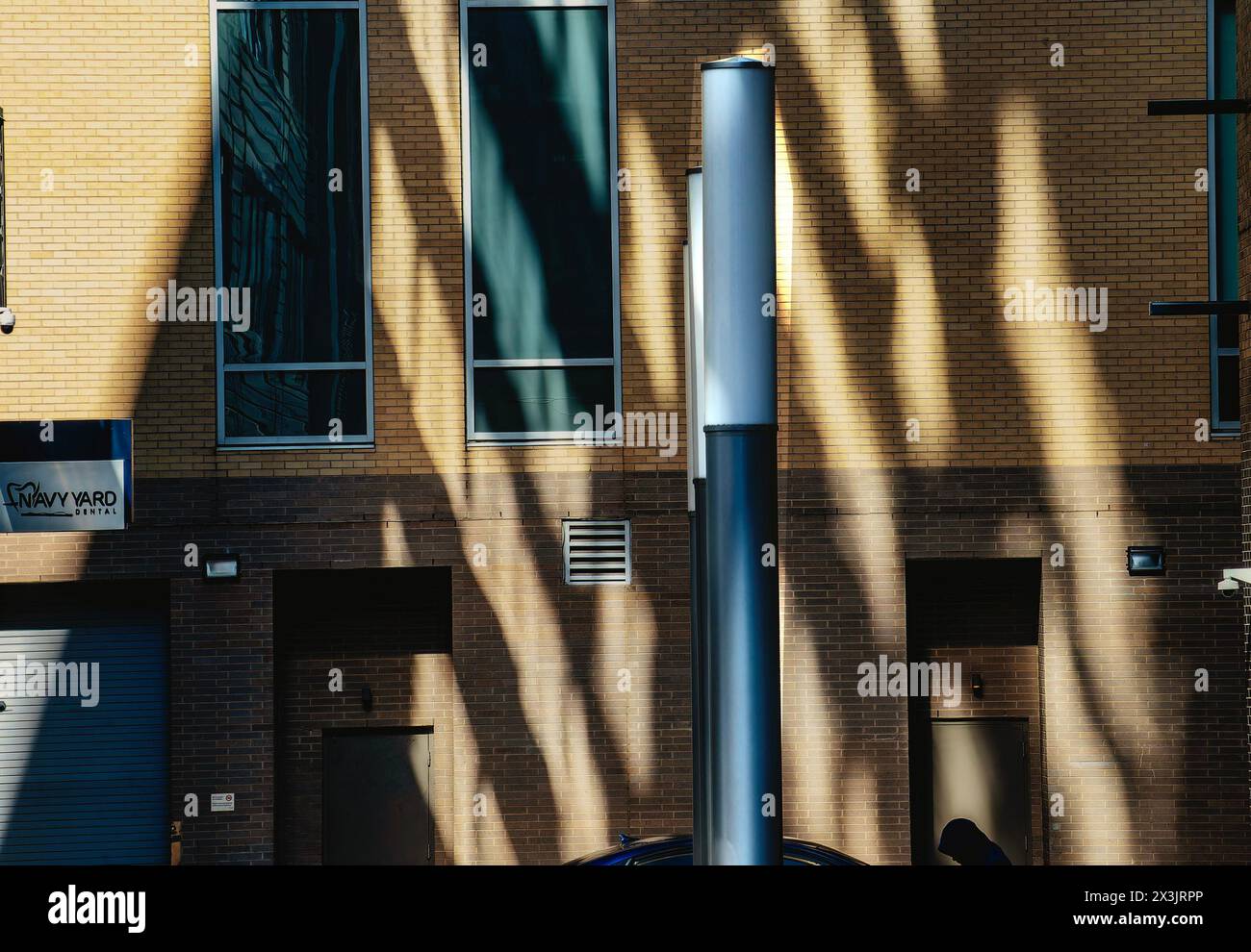 Diagonale Schatten in einer Gasse Stockfoto
