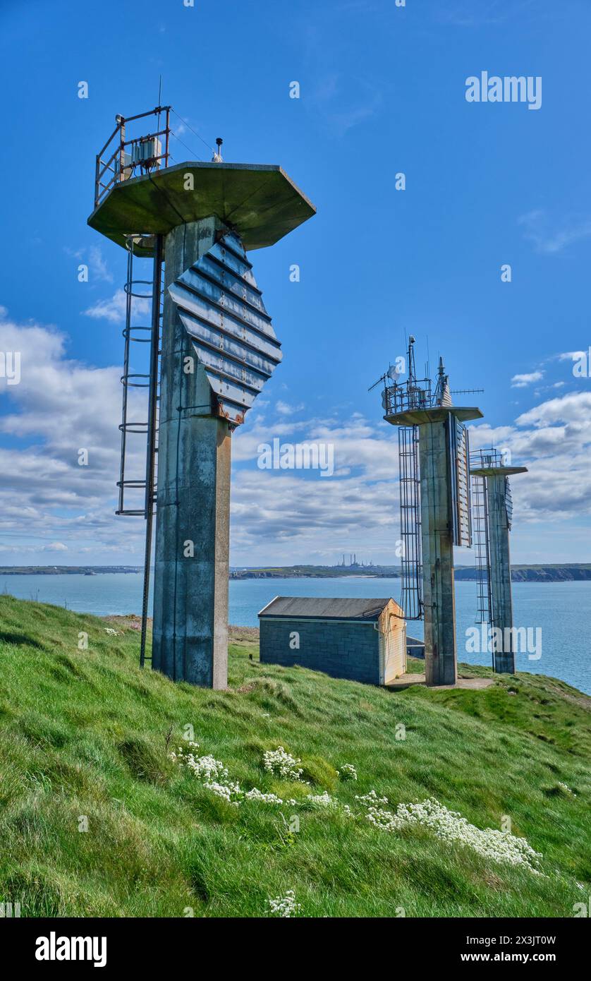 Leuchtfeuer in Milford Haven vom Pembrokeshire Coast Path in Mill Bay, St Ann's Head, Pembrokeshire, Wales Stockfoto