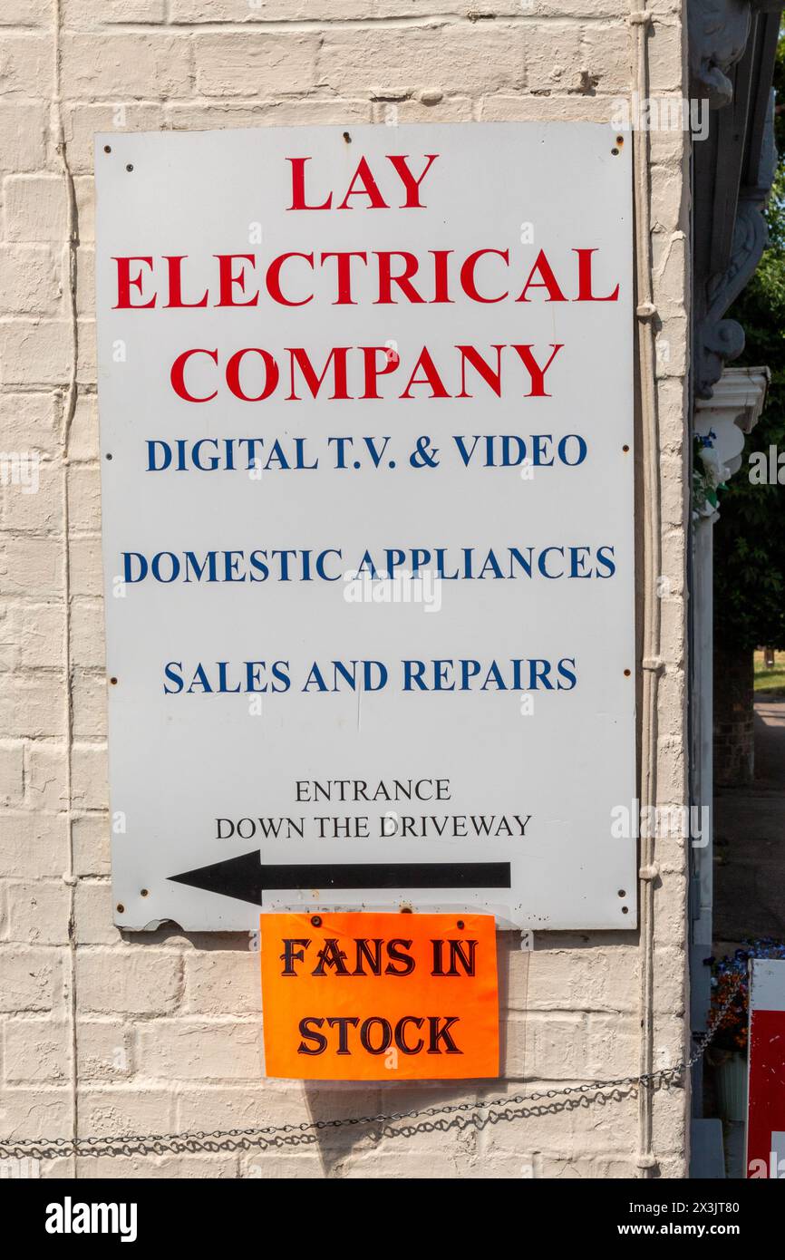 Schild der Lay Electrical Company, die während einer Hitzewelle im Juni 2023 Fans auf Lager hat. Great Shelford, Cambridgeshire, England, Großbritannien Stockfoto