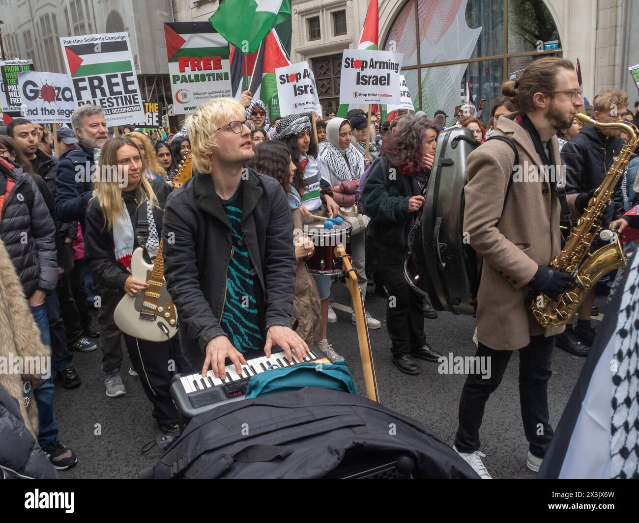 London, Großbritannien. 27. April 2024. Eine Band auf dem marsch. Viele Tausend marschieren friedlich durch London vom Parlamentsplatz zum Hyde Park, um einen weiteren gewaltigen Protest zu fordern, der einen sofortigen dauerhaften Waffenstillstand und ein Ende der britischen Waffenverkäufe an Israel fordert und ein freies Palästina fordert. Viele trugen Plakate, die sich selbst als jüdisch identifizierten. Israel setzt britische Waffen, Überwachungstechnologie und militärische Ausrüstung bei den Angriffen ein, die Gaza verwüstet haben und seit dem 7. Oktober über 34.000, darunter mehr als 14.500 Kinder, getötet haben. Peter Marshall/Alamy Live News Stockfoto