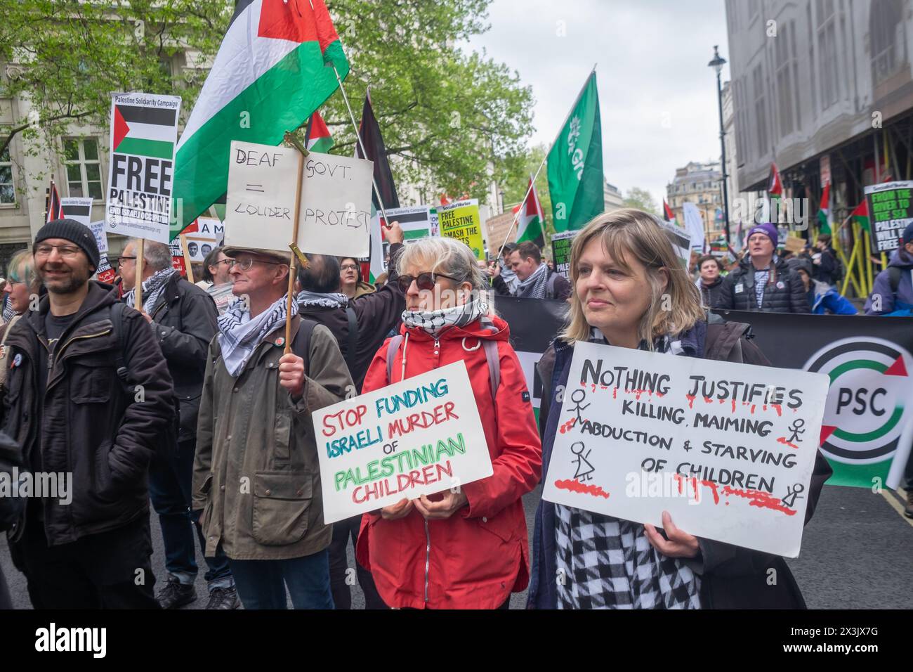 London, Großbritannien. 27. April 2024. Hör auf, israelische Morde an palästinensischen Kindern zu finanzieren. Viele Tausend marschieren friedlich durch London vom Parlamentsplatz zum Hyde Park, um einen weiteren gewaltigen Protest zu fordern, der einen sofortigen dauerhaften Waffenstillstand und ein Ende der britischen Waffenverkäufe an Israel fordert und ein freies Palästina fordert. Israel setzt britische Waffen, Überwachungstechnologie und militärische Ausrüstung bei den Angriffen ein, die Gaza verwüstet haben und seit dem 7. Oktober über 34.000, darunter mehr als 14.500 Kinder, getötet haben. Peter Marshall/Alamy Live News Stockfoto