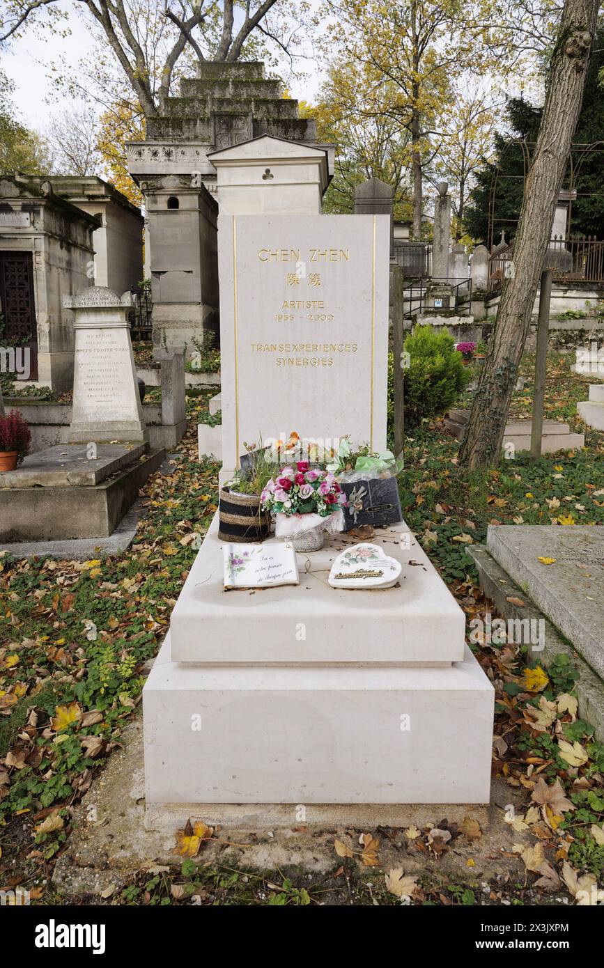 Paris, Frankreich, 11. November 2023. Das Grab des chinesischen Konzeptkünstlers Chen Zhen (1955–2000) in der 28. Abteilung des Friedhofs Pere-Lachaise. ©Isabella de Maddalena/opale.Photo Stockfoto