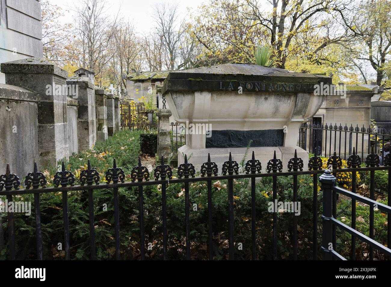 Paris, Frankreich, 11. November 2023. Das Grab des französischen Schriftstellers und Dichters Jean de La Fontaine (1621–1695) in der 25. Abteilung des Friedhofs Pere-Lachaise. ©Isabella de Maddalena/opale.Photo Stockfoto