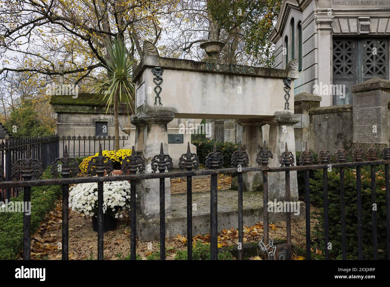 Paris, Frankreich, 11. November 2023. Das Grab des französischen Dramatikers, Theaterschauers und Dramatikers Moliere (Jean-Baptiste Poquelin, 1622–1673) in der 25. Abteilung des Friedhofs Pere-Lachaise. ©Isabella de Maddalena/opale.Photo Stockfoto
