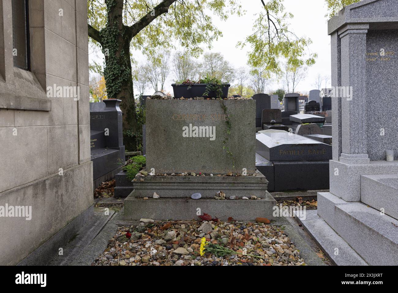 Paris, Frankreich, 11. November 2023. Das Grab des amerikanischen Schriftstellers, Dichters, Dramatikers und Kunstsammlers Gertrude Stein (1874–1946) in der 94. Abteilung des Friedhofs Pere-Lachaise. ©Isabella de Maddalena/opale.Photo Stockfoto