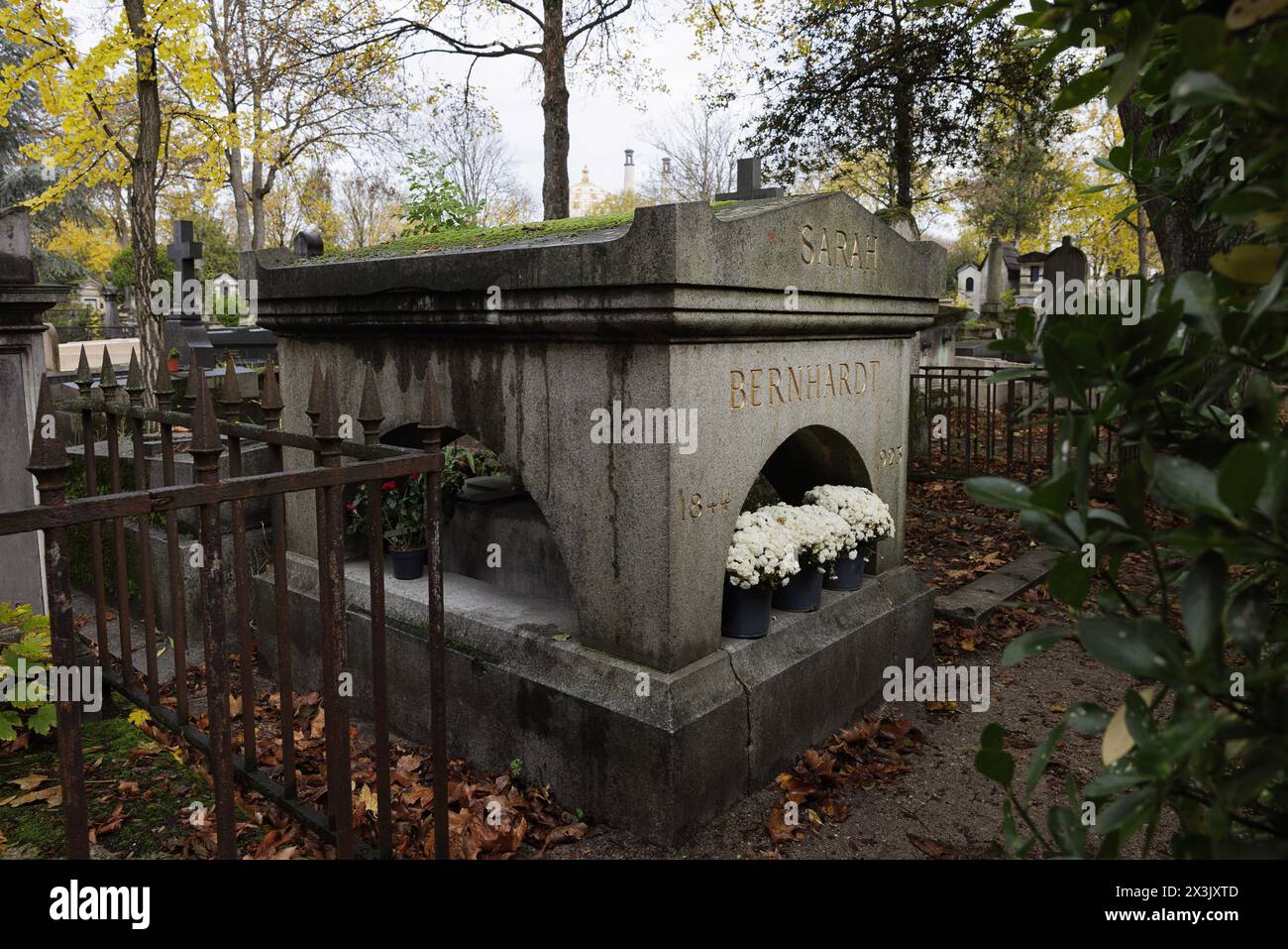 Paris, Frankreich, 11. November 2023. Das Grab der französischen Theater- und Filmschauspielerin Sarah Bernhardt (Henriette Rosine Bernard, 1844–1923) in der 44. Abteilung des Friedhofs Pere-Lachaise. Sarah Bernhardt gilt als eine der größten Theaterschauspielerinnen des 19. Jahrhunderts und erhielt den Spitznamen La voix d’Or und die göttliche Sarah. ©Isabella de Maddalena/opale.Photo Stockfoto