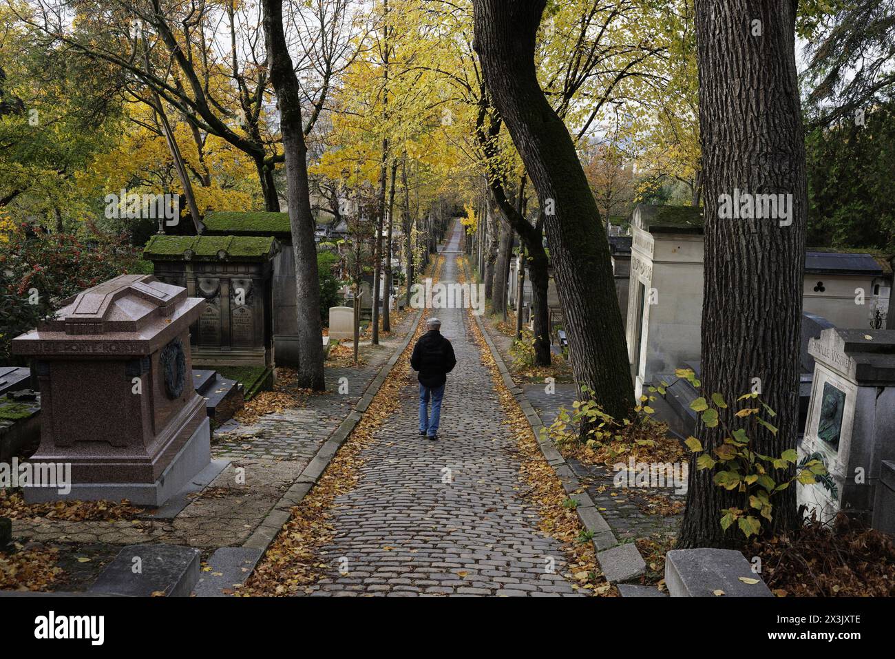 Paris, Frankreich, 11. November 2023. Ein Besucher spaziert auf dem Friedhof Pere-Lachaise. ©Isabella de Maddalena/opale.Photo Stockfoto