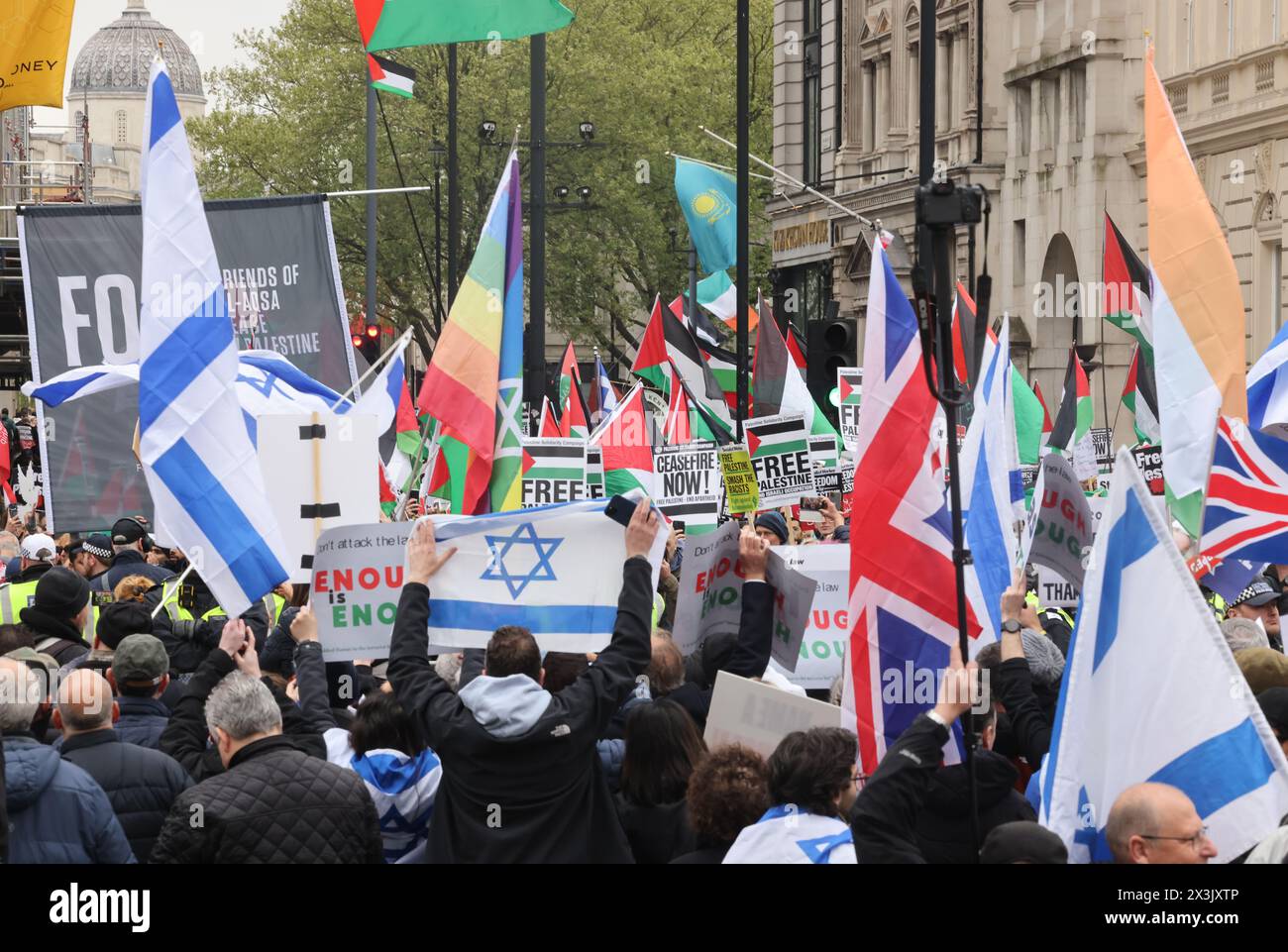 London, Großbritannien, 27. April 2024. Die Met Police hatte einen Polizeiplan für den heutigen Nationalen Palästinensermarsch aufgestellt, der einen Waffenstillstand in Gaza und den Waffenverkauf an Israel forderte, sowie einen statischen Pro-Israel-Gegenprotest, der die Freilassung von Geiseln forderte. Die starke Polizeipräsenz hielt die beiden Seiten auseinander. Kredit : Monica Wells/Alamy Live News Stockfoto