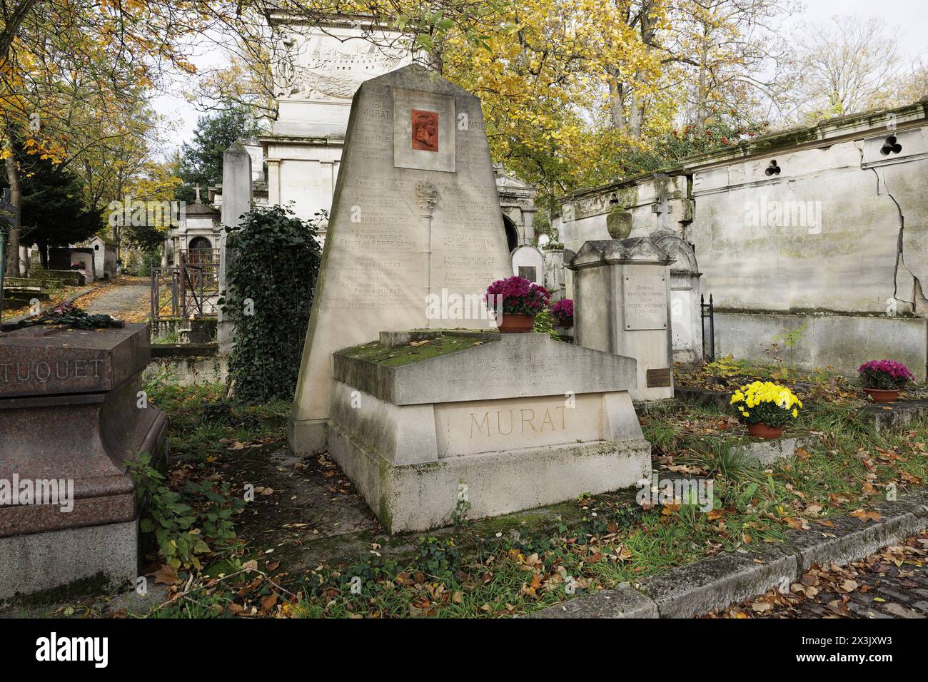 Paris, Frankreich, 11. November 2023. Das Grab des französischen Generals Gioacchino Murat (1767–1815) in der 39. Division des Friedhofs Pere-Lachaise. Murat war König von Neapel (unter dem Namen Gioacchino Napoleone) und Marschall des Reiches mit Napoleon Bonaparte. ©Isabella de Maddalena/opale.Photo Stockfoto