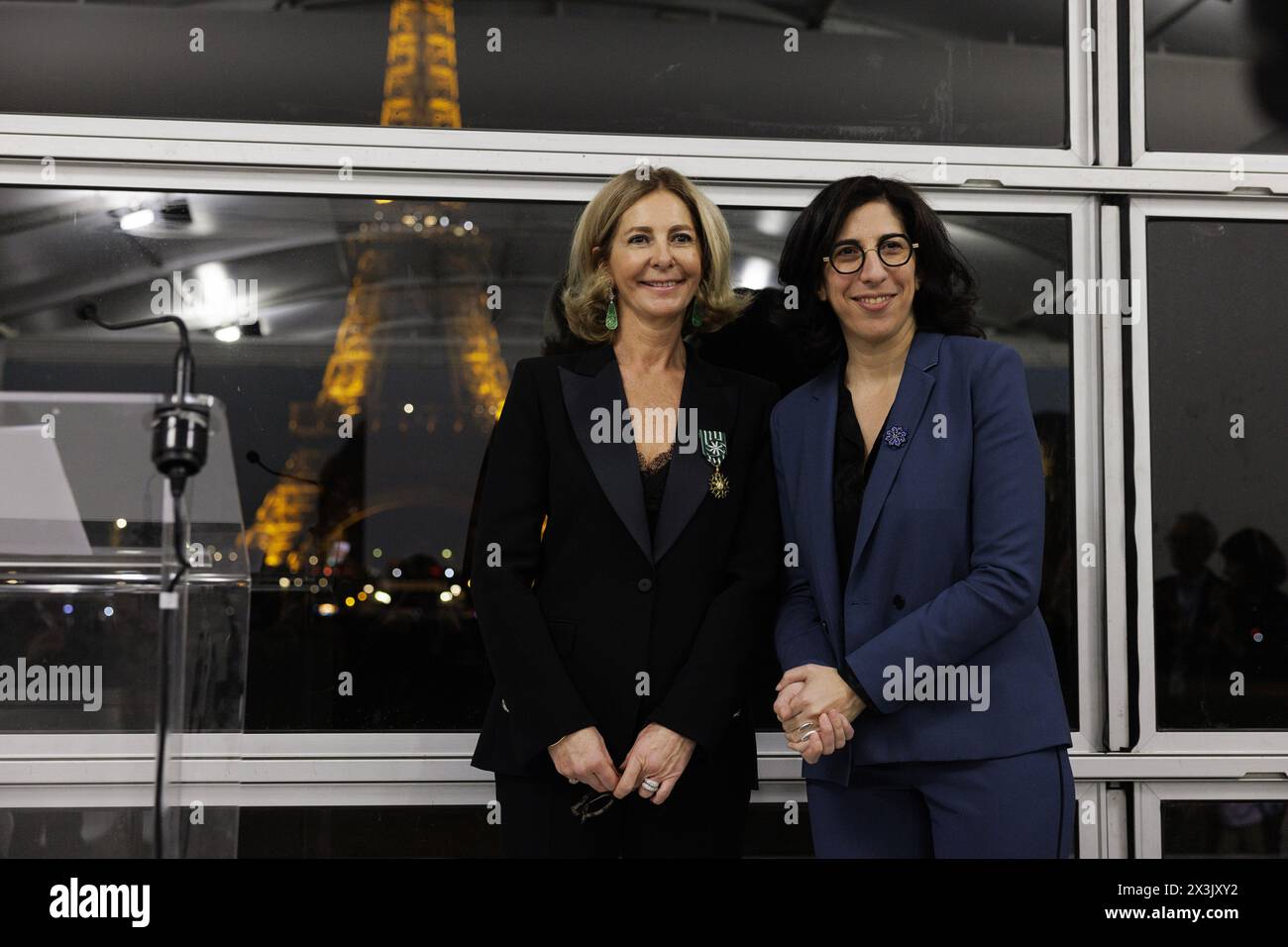 Die französische Kulturministerin Rima Abdul Malak und die Direktorin des Pariser Fotosalons Florence Bourgeois haben bei der 26. Ausgabe des Salons Paris Photo im Grand Palais Ephemere den prestigeträchtigen Titel offizier de l’ordre des Arts et des Lettres verliehen. 09/11/2023 ©Isabella de Maddalena/opale.Photo Stockfoto