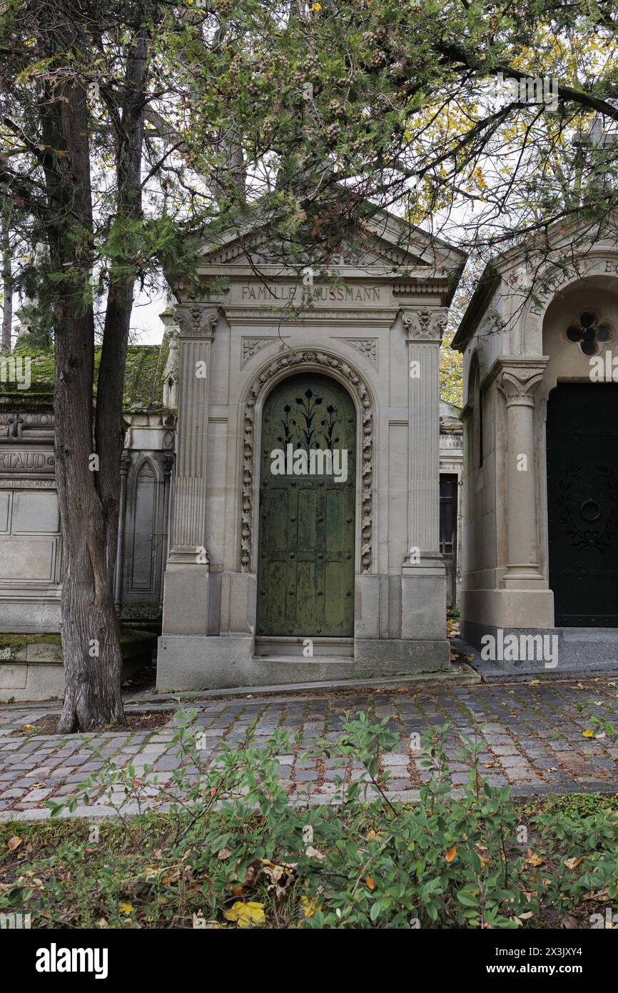 Paris, Frankreich, 11. November 2023. Das Grab des französischen Beamten und Stadtplaners Georges Eugene Haussmann (1809–1891) in der 4. Division des Friedhofs Pere-Lachaise. Er war Präfekt der seine (1853–1870), der von Kaiser Napoleon III. Ausgewählt wurde, um einen massiven Stadterneuerungsplan mit Boulevards, Parks und öffentlichen Arbeiten in Paris durchzuführen, der als Haussmanns Renovierung von Paris bekannt ist. ©Isabella de Maddalena/opale.Photo Stockfoto