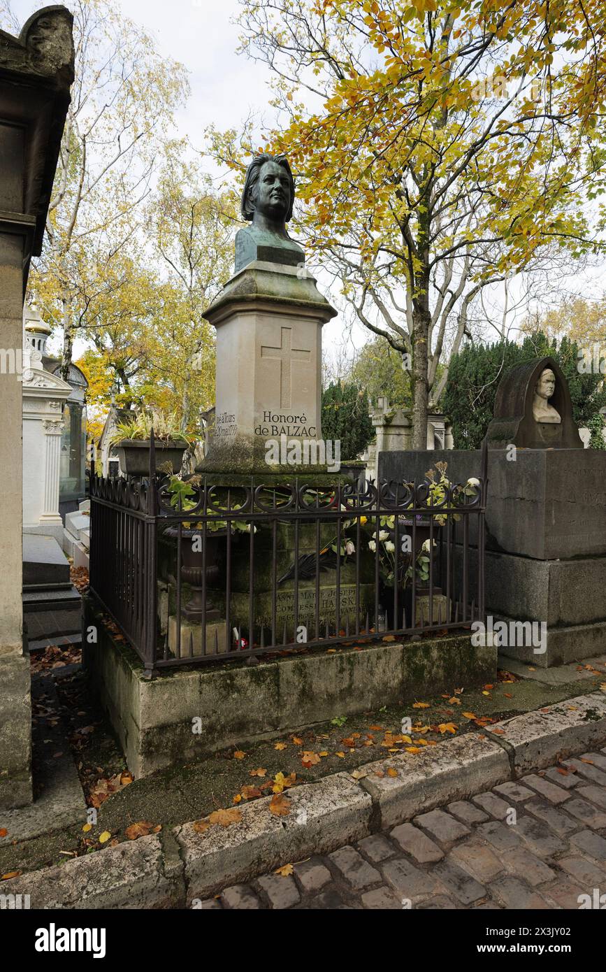 Paris, Frankreich, 11. November 2023. Das Grab des französischen Schriftstellers, Dramatikers und Literaturkritikers Honore de Balzac (1799–1850) in der 49. Abteilung des Friedhofs Pere-Lachaise. ©Isabella de Maddalena/opale.Photo Stockfoto
