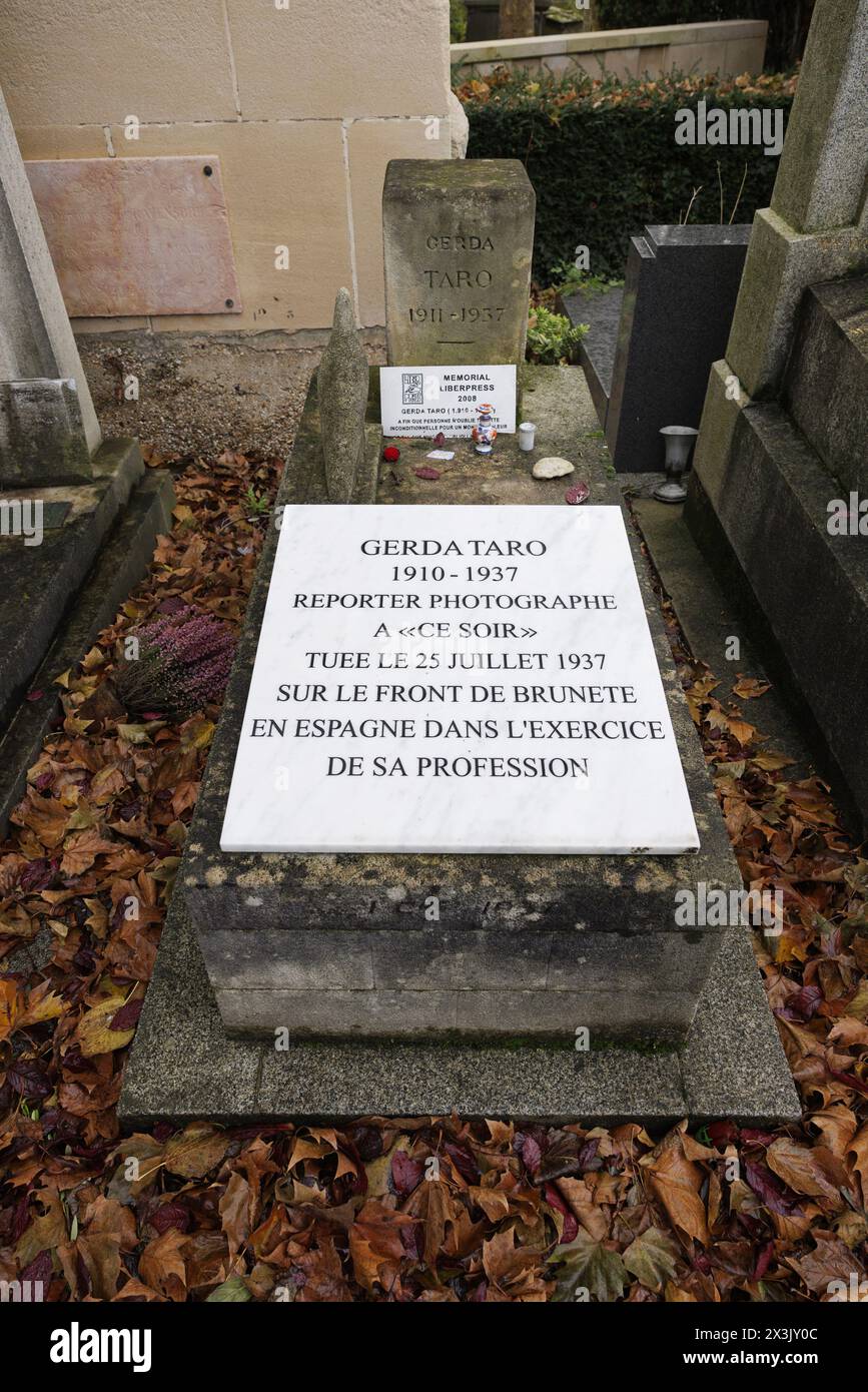 Paris, Frankreich, 11. November 2023. Das Grab der deutschen Fotojournalistin Gerda Taro (Gerta Pohorylle, 1910–1937) in der 97. Abteilung des Friedhofs Pere-Lachaise. ©Isabella de Maddalena/opale.Photo Stockfoto