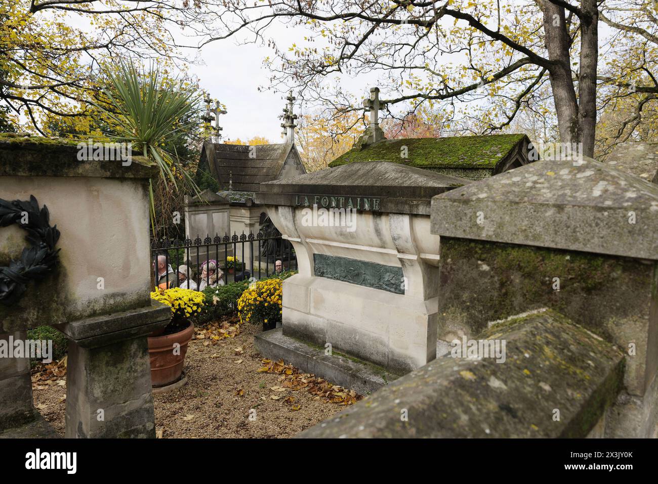 Paris, Frankreich, 11. November 2023. Das Grab des französischen Schriftstellers und Dichters Jean de La Fontaine (1621–1695) in der 25. Abteilung des Friedhofs Pere-Lachaise. ©Isabella de Maddalena/opale.Photo Stockfoto