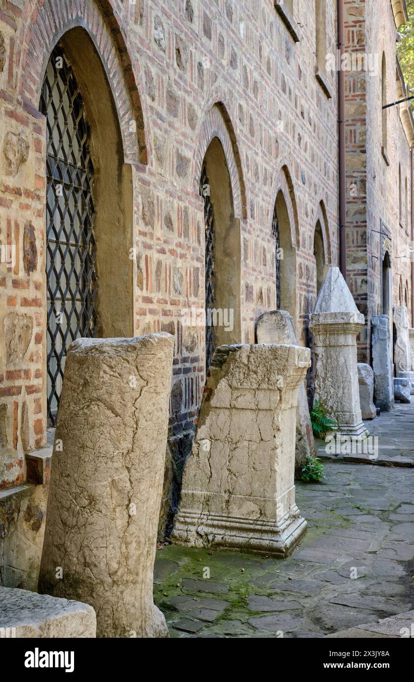 Bulgarien, Sofia, römische Ruinen vor dem archäologischen Museumsgebäude in der Innenstadt Stockfoto