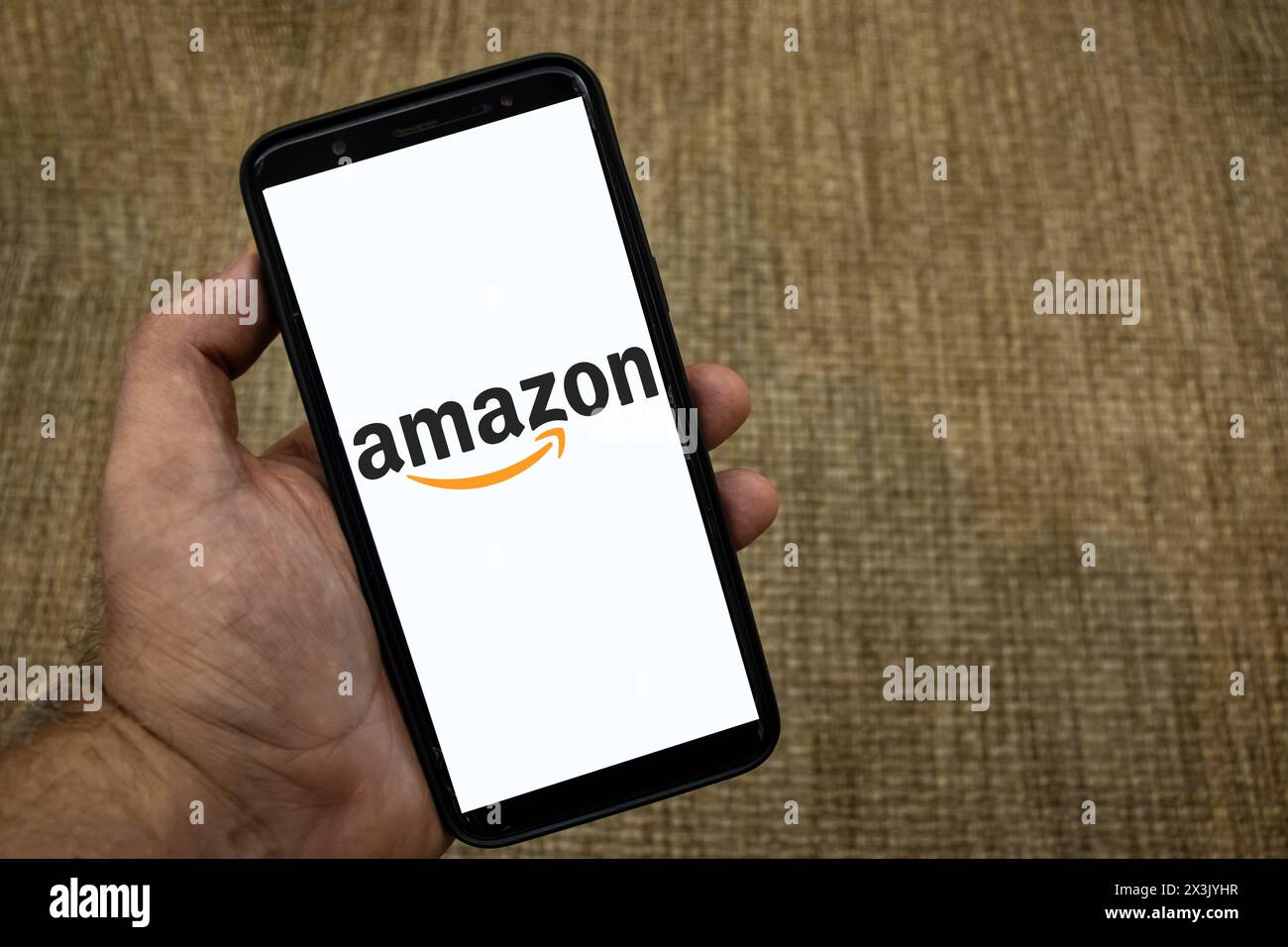 Sao Paulo, Brasilien, 16. April 2024. Das Amazon-Logo ist in Brasilien auf einem Smartphone über Strohhintergrund zu sehen Stockfoto