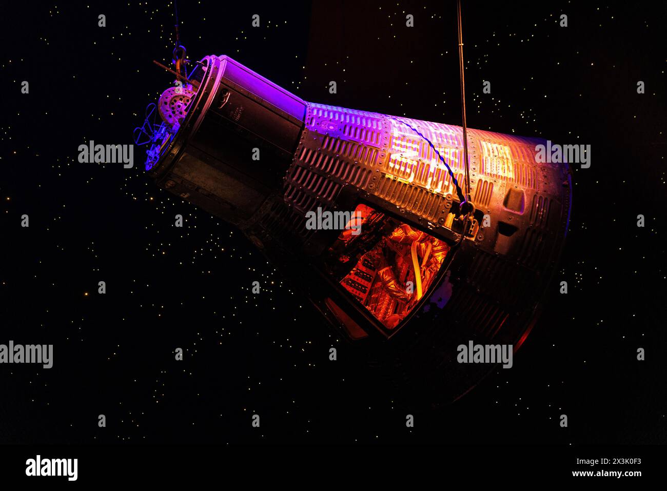 Raumkapsel in der Luft mit leuchtendem orangefarbenem Licht, johnson Space Center, houston, texas Stockfoto
