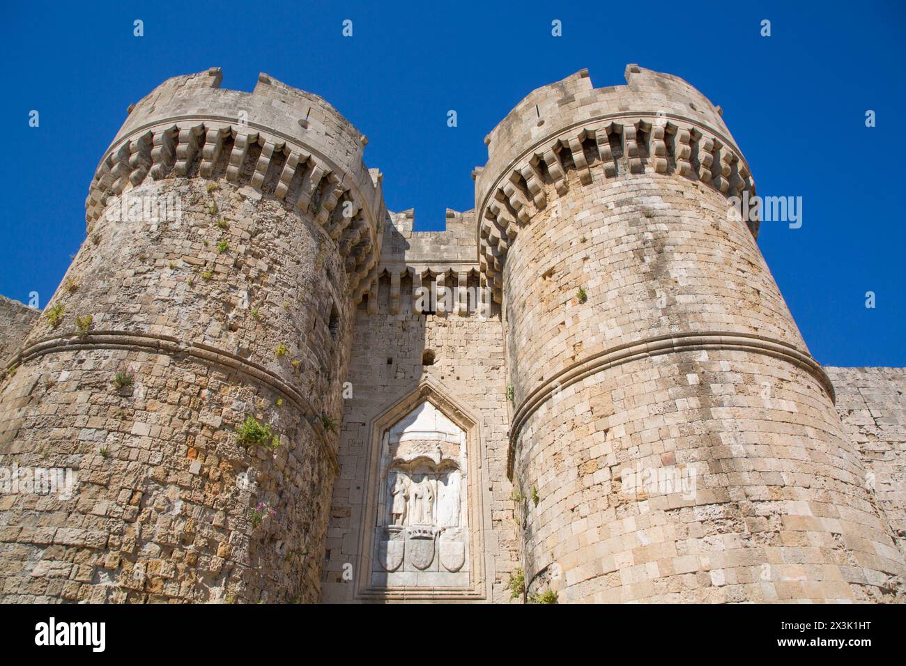 Relief mit der Darstellung der Jungfrau Maria und der Heiligen Johannes und Peter, Meerestor, Altstadt von Rhodos, Rhodos, Dodekanes Island Group, Griechenland Stockfoto