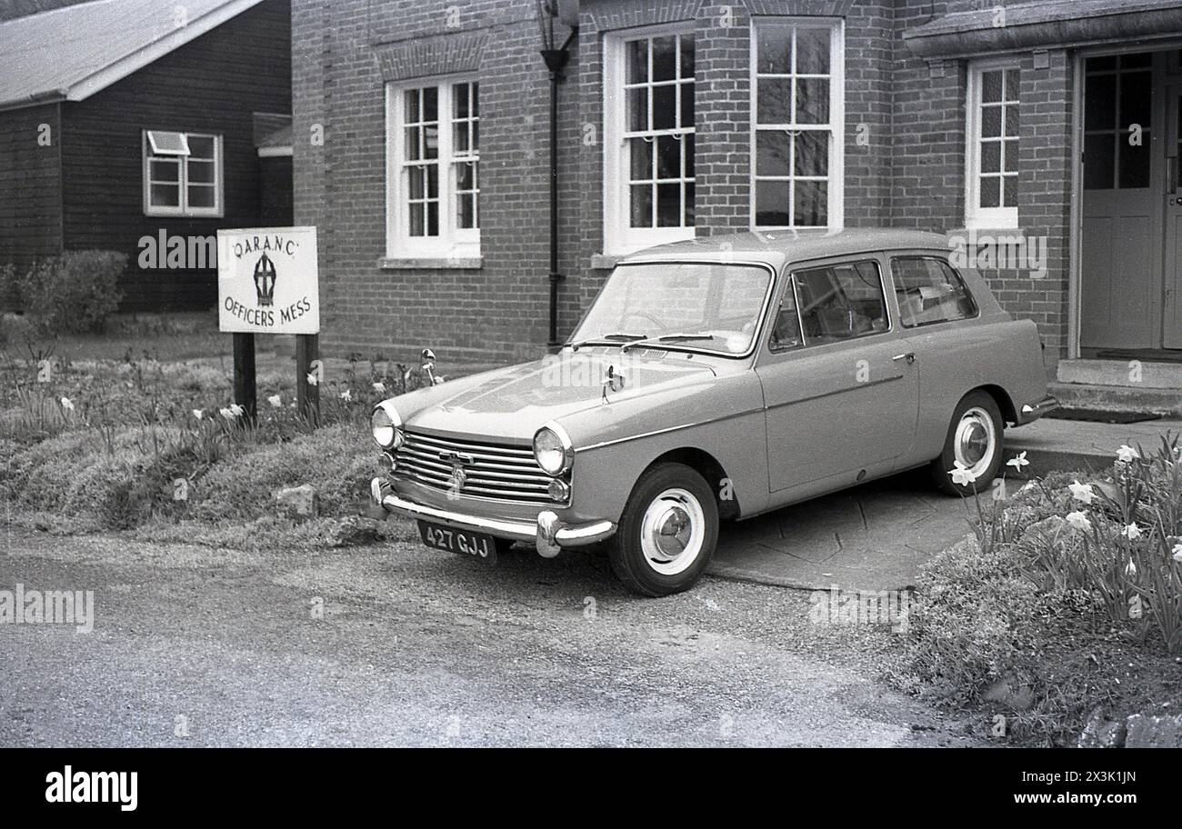 1960er Jahre, historisch, außerhalb des Offizieren-Chaos geparkt, des Queen Alexandra's Royal Army Nursing Corps (Q.A.R.A.N.C), eines Austin A40, eines kleinen Familienautos der Britsh Motor Corporation. Der 1958 eingeführte A40 wurde von der italienischen Firma Pininfarina gestylt und war bis 1967 in Produktion. Stockfoto