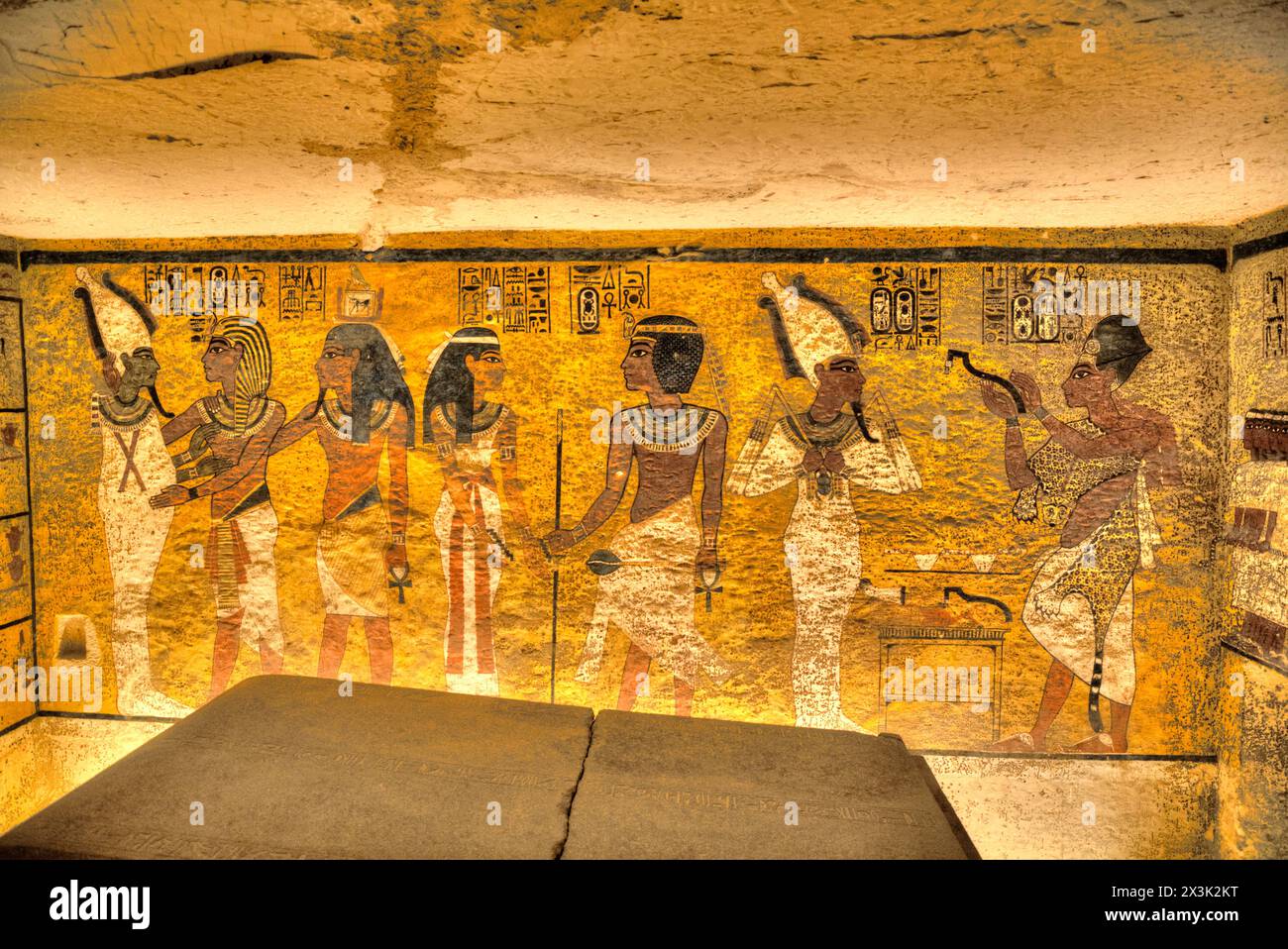 Sarkophag (Vordergrund), mit Wandbild, Grab von Tutanchamun, KV #62, Tal der Könige, UNESCO-Weltkulturerbe, Luxor, Ägypten Stockfoto