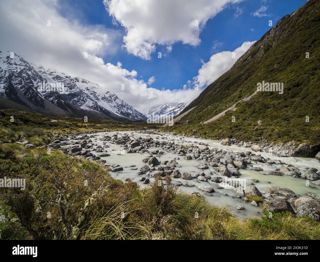 Erkunden Sie den atemberaubenden Hooker Valley Track mit schneebedeckten Bergen in Neuseeland, wo die Schönheit der Natur keine Grenzen kennt Stockfoto