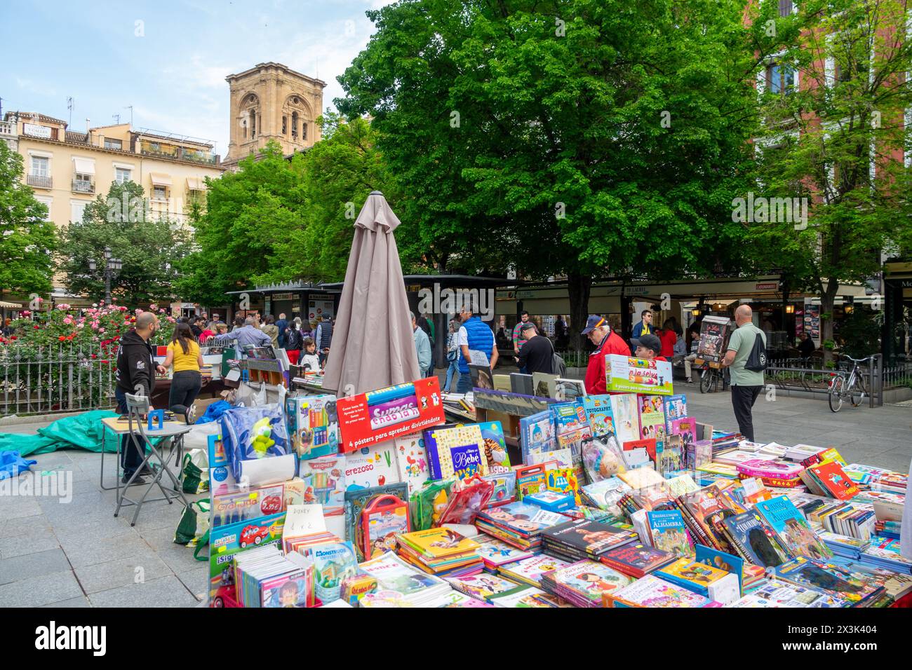 Zentraler Platz in Granada (Spanien) voller Leute, die in den Straßenläden Bücher anschauen, um den Buchtag zu feiern Stockfoto
