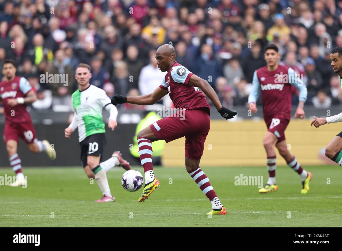 London, Großbritannien. April 2024. Angelo Ogbonna (WHU) beim Spiel West Ham United gegen Liverpool EPL im London Stadium, London, UK am 27. April 2024. Quelle: Paul Marriott/Alamy Live News Stockfoto