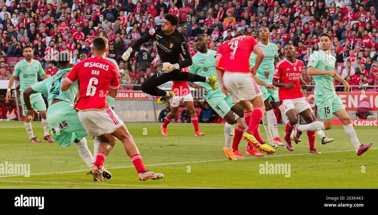 Lissabon, Portugal. April 2024. Lissabon, Portugal, 27. April 2024: Matheus Magalhaes (1 SC Braga) im Spiel der Liga Portugal zwischen SL Benfica und SC Braga im Estadio da Luz in Lissabon, Portugal. (Pedro Porru/SPP) Credit: SPP Sport Press Photo. /Alamy Live News Stockfoto